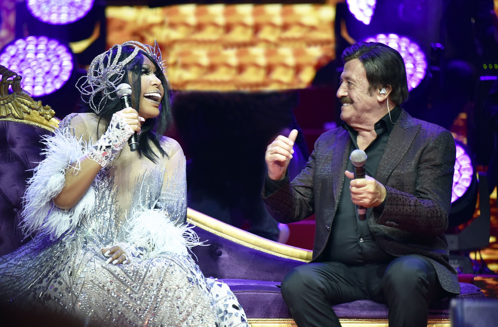 Bülent Ersoy (L) and singer Selami Şahin perform on stage at the Cemil Topuzlu Open-Air Theater, in Harbiye, Istanbul, Turkey. (Archive Photo)