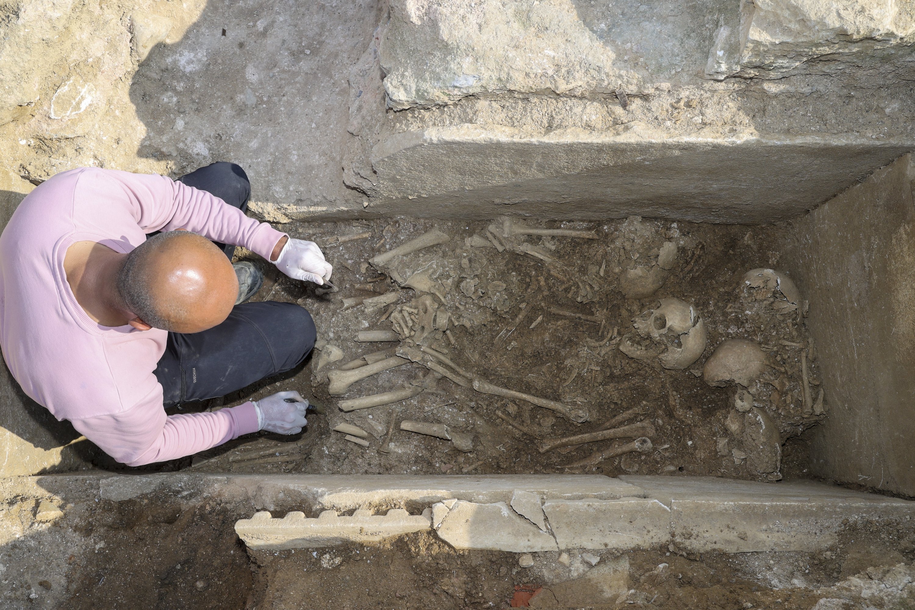 An expert work on human remains and skeletons at the Haydarpaşa excavation area in Kadıköy, Istanbul, on Oct. 12, 2021. (AA Photo)