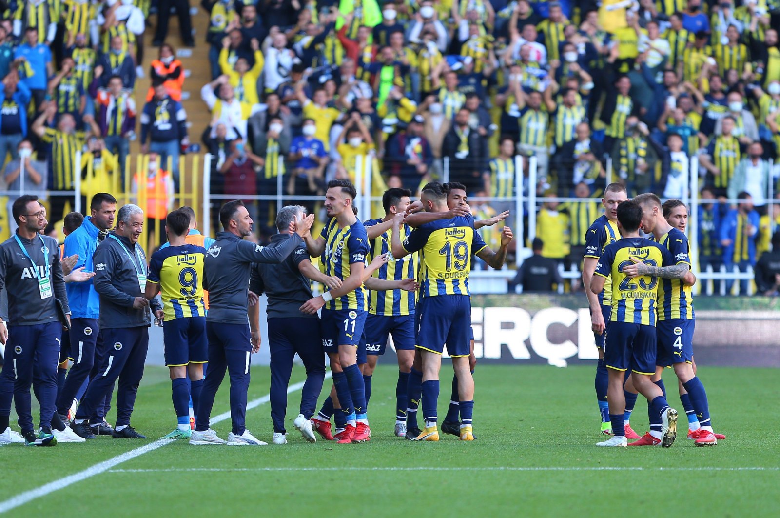 Fenerbahçe players celebrate after scoring a goal in a Süper Lig match against Kasımpaşa at Şükrü Saraçoğlu Stadium, Istanbul, Turkey, Oct 3, 2021. (Photo by Mustafa Nacar)