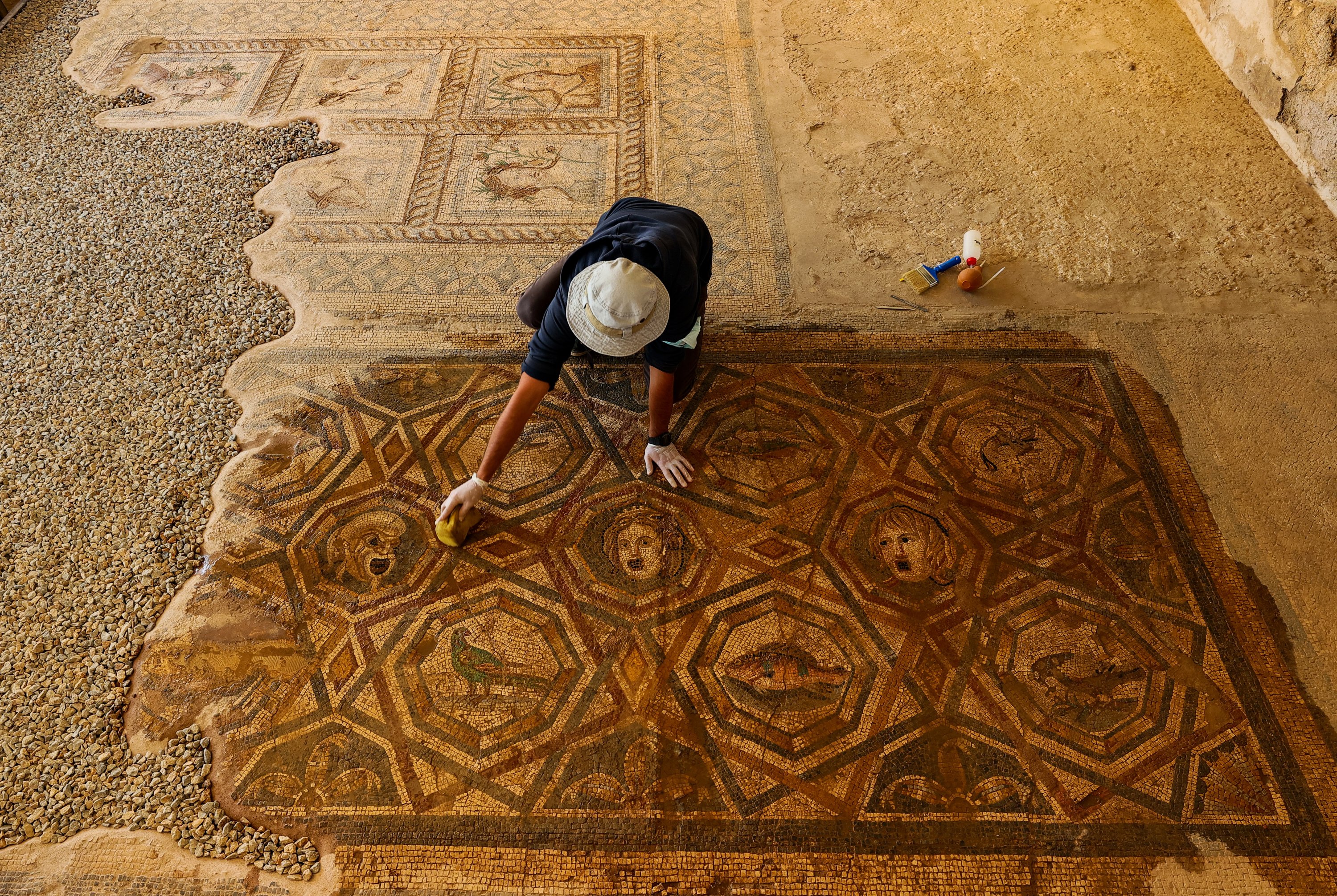 12 Ekim 2021, İzmir, Metropolis antik kentinde bir mozaik üzerinde restorasyon çalışması. (AA Fotoğrafı) 