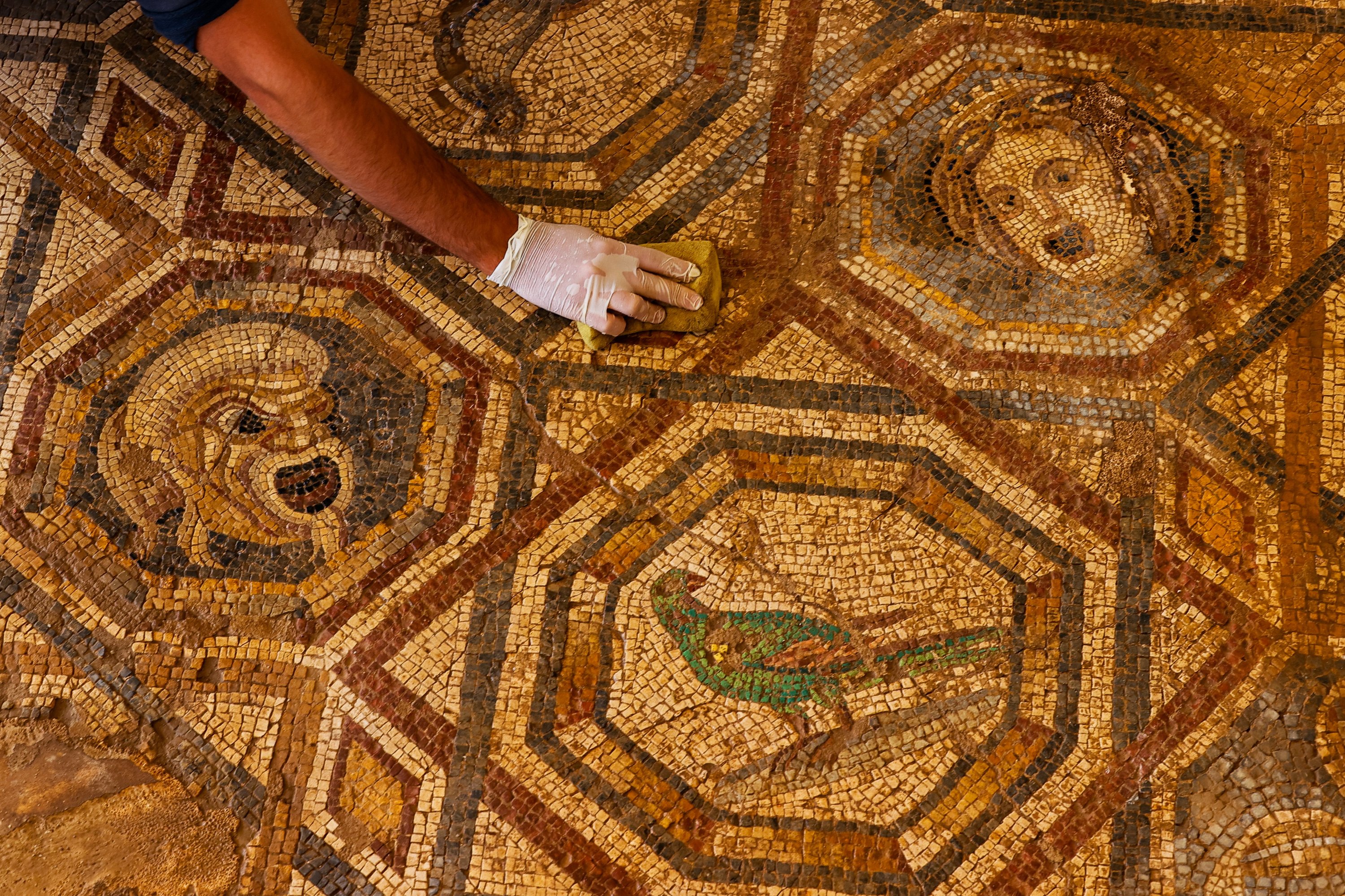12 Ekim 2021, İzmir, Metropolis antik kentinde bir mozaik üzerinde restorasyon çalışması. (AA Fotoğrafı) 