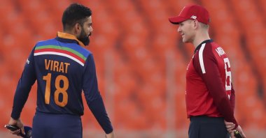 England captain Eoin Morgan (R) and India captain Virat Kohli at the toss ahead of a T20 match in Ahmedabad, India, March 20, 2021. (AP Photo)