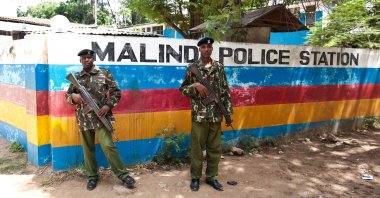 Two Kenyan General Service Unit Officers (GSU) stand guard outside the Malindi Police Station, Malindi, Kenya, March 28, 2013. (AFP Photo)