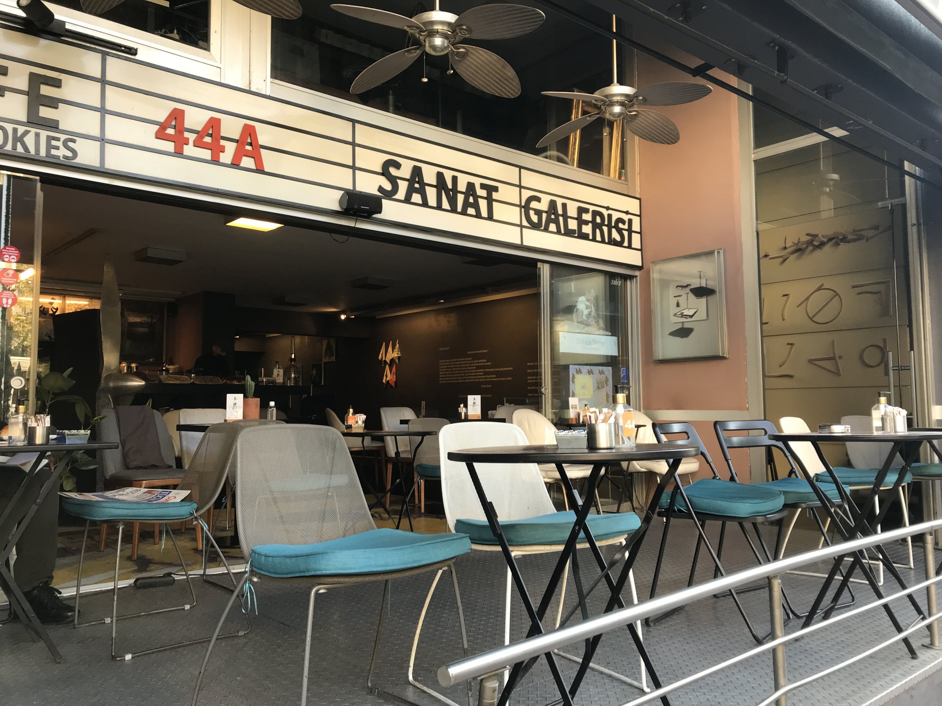 A rare quiet morning in 44A Cafe and Art Gallery, Teşvikiye, Istanbul, Turkey. (Courtesy of Yasemin Çelebi Paçalıoğlu)
