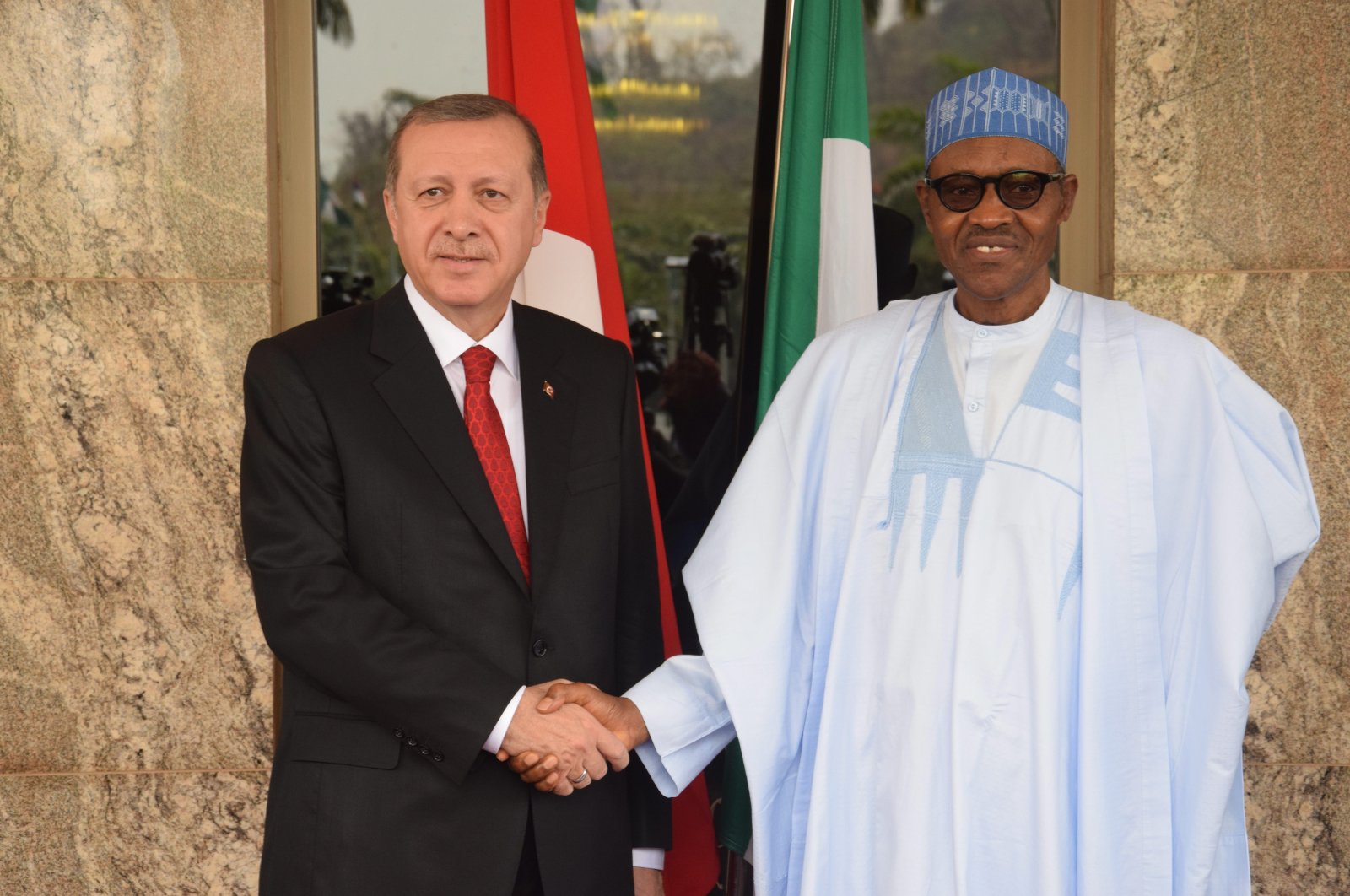 President Recep Tayyip Erdoğan (L) is welcomed by Nigeria's President Muhammadu Buhari, during an official visit at the Presidential Palace in Abuja, Nigeria, March  2, 2016. (AP Photo)