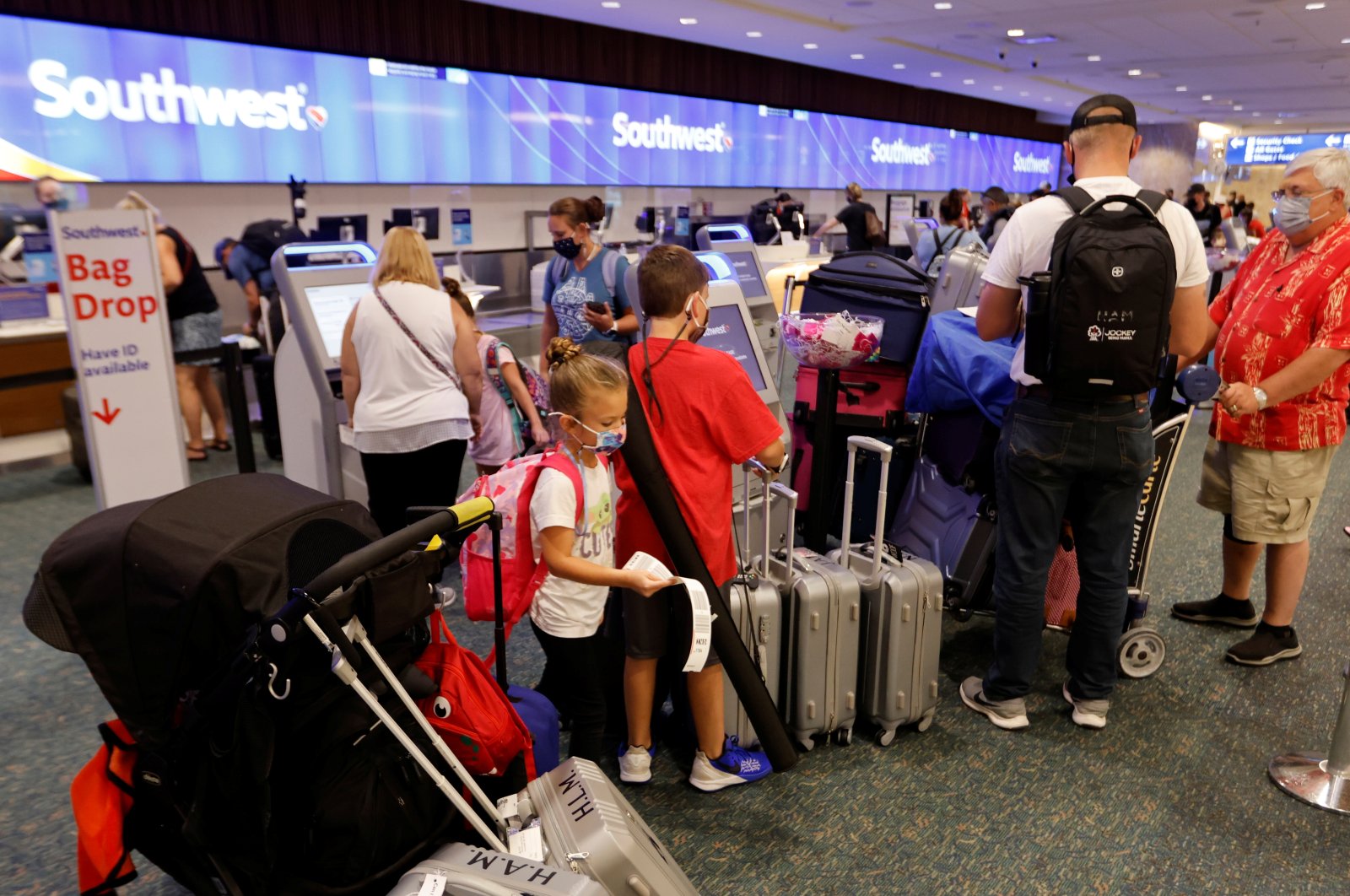 Passengers check in for a Southwest Airlines flight at Orlando International Airport in Orlando, Florida, U.S., Oct. 11, 2021. (Reuters Photo)