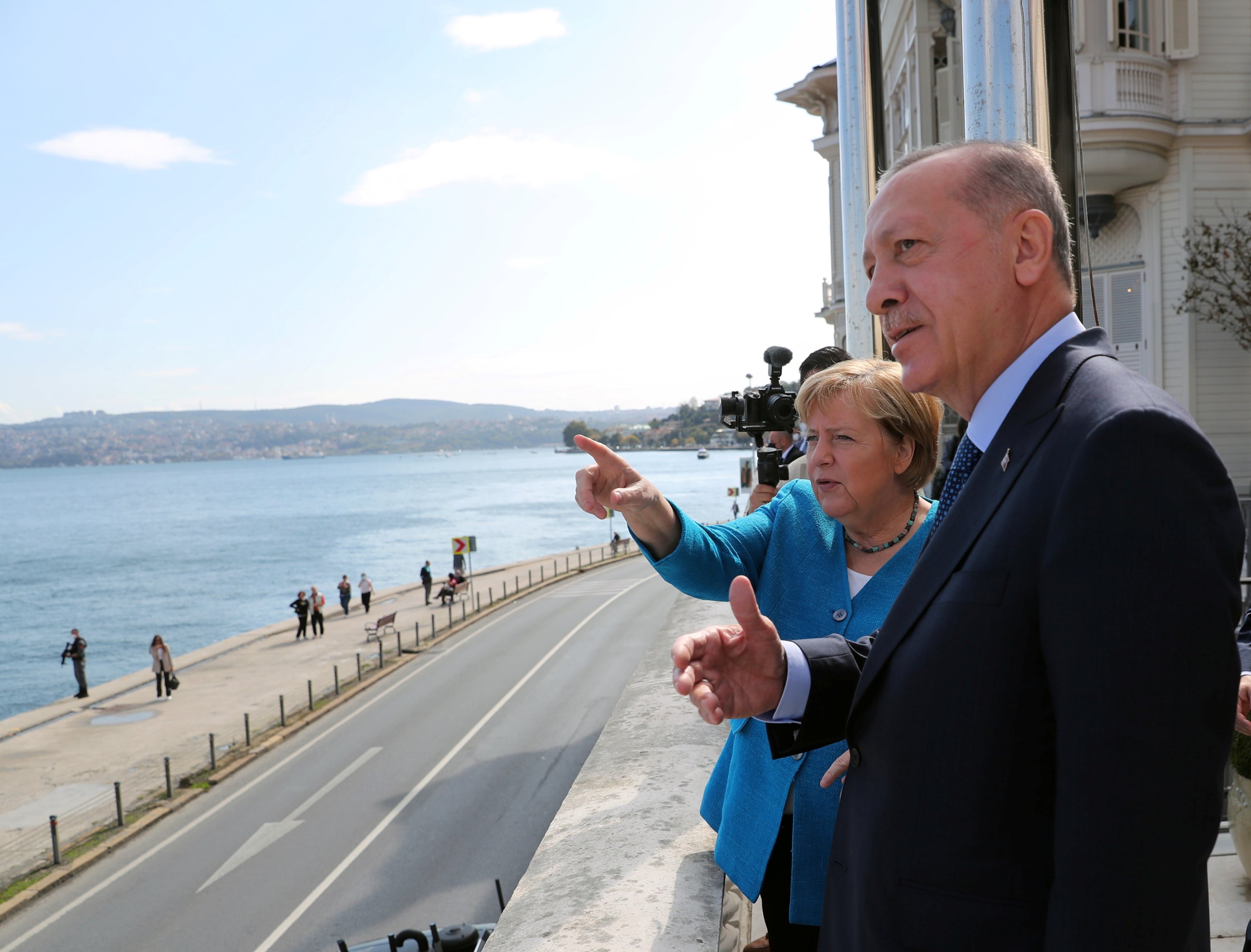 Präsident Tayyip Erdogan und Bundeskanzlerin Angela Merkel unterhalten sich auf dem Balkon des Präsidentenpalastes Huber, bevor sie sich am 16. Oktober 2021 in Istanbul treffen.