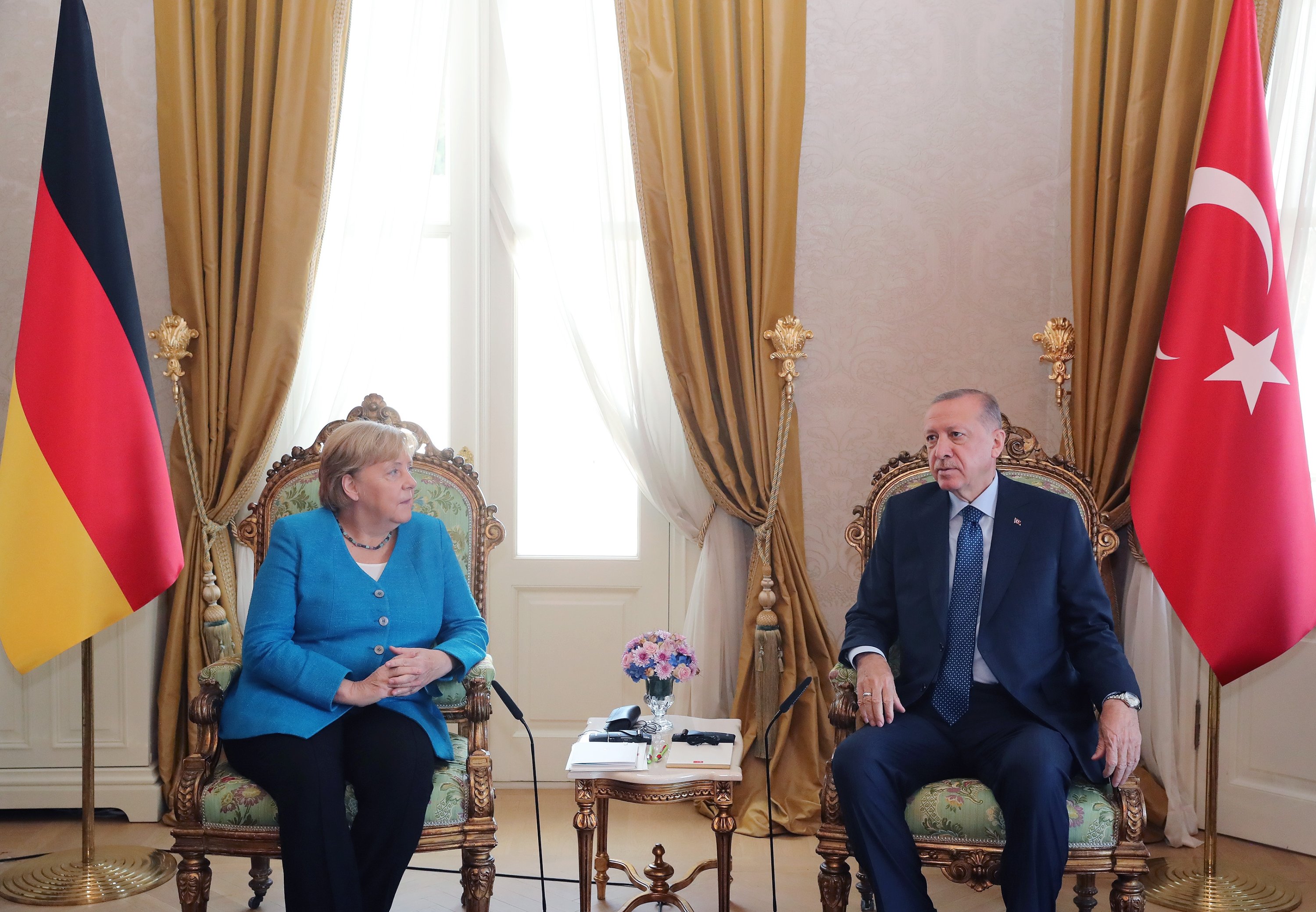 Präsident Tayyip Erdogan und Bundeskanzlerin Angela Merkel unterhalten sich vor dem Treffen am 16. Oktober 2021 in Istanbul im Präsidentenpalast Huber.