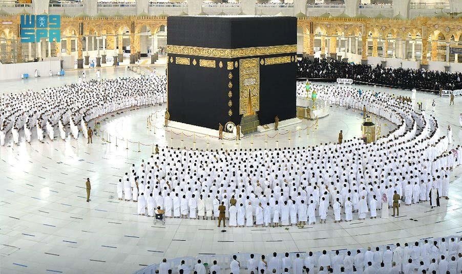 Pilgrims perform the Fajr prayer without social distancing, after Saudi authorities announced the easing of coronavirus pandemic restrictions, at the Grand Mosque in holy city of Mecca, Saudi Arabia, Oct.17, 2021. (Saudi Press Agency via Reuters)