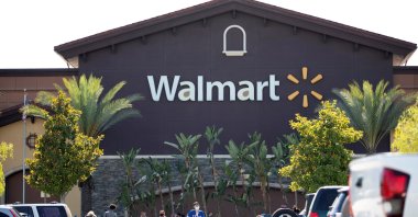 Shoppers wearing face masks are pictured in the parking of a Walmart Superstore during the COVID-19 pandemic, Rosemead, California, U.S., June 11, 2020. (Reuters Photo)