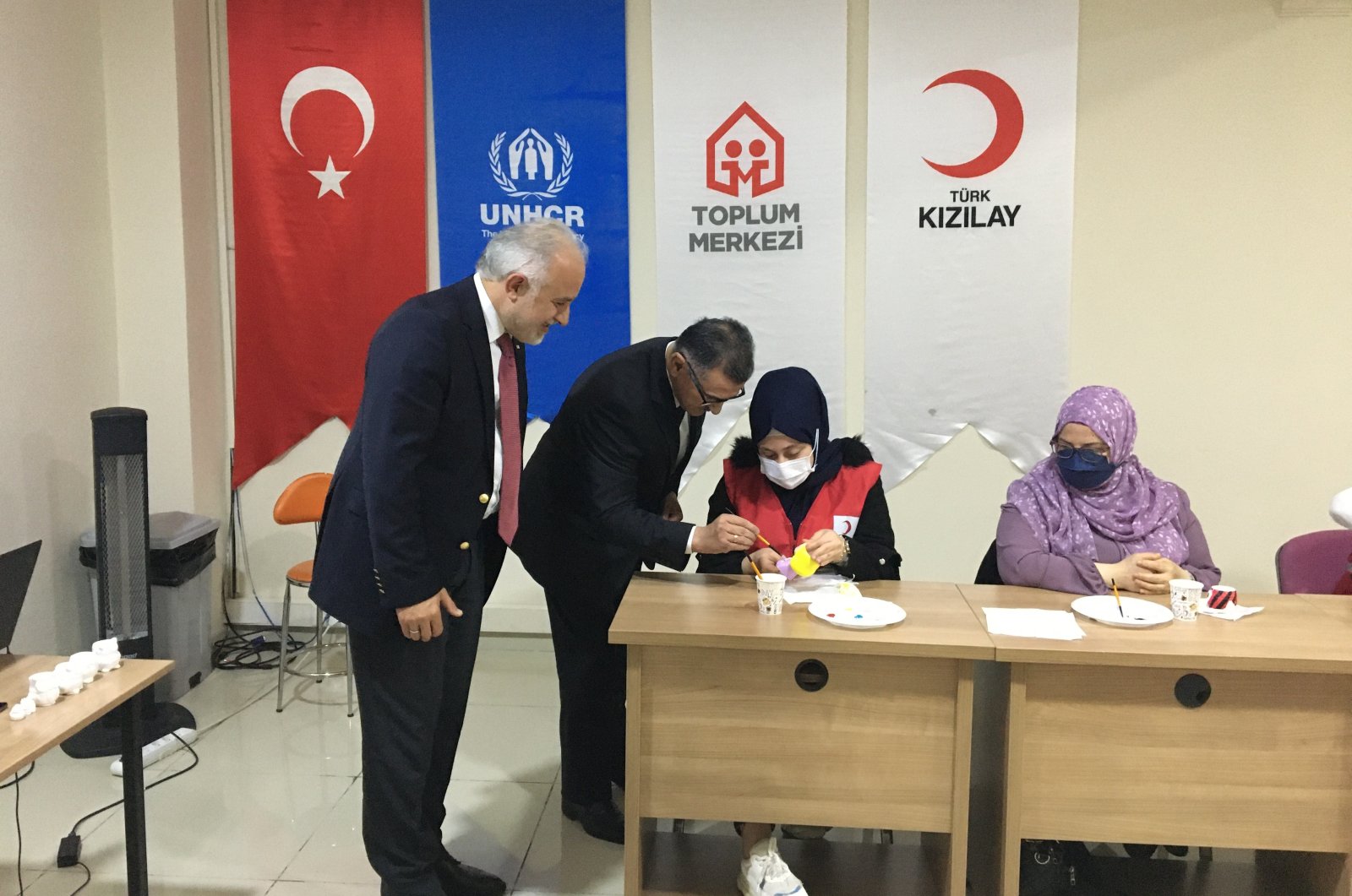 President of the Turkish Red Crescent Kerem Kınık (L), his Azerbaijani counterpart Novruzali Aslanov (2L) and other officials sign the cooperation agreement at the Turkish Red Crescent's Community Center in Bağcılar, Istanbul, Turkey, Oct. 14, 2021. (IHA Photo)