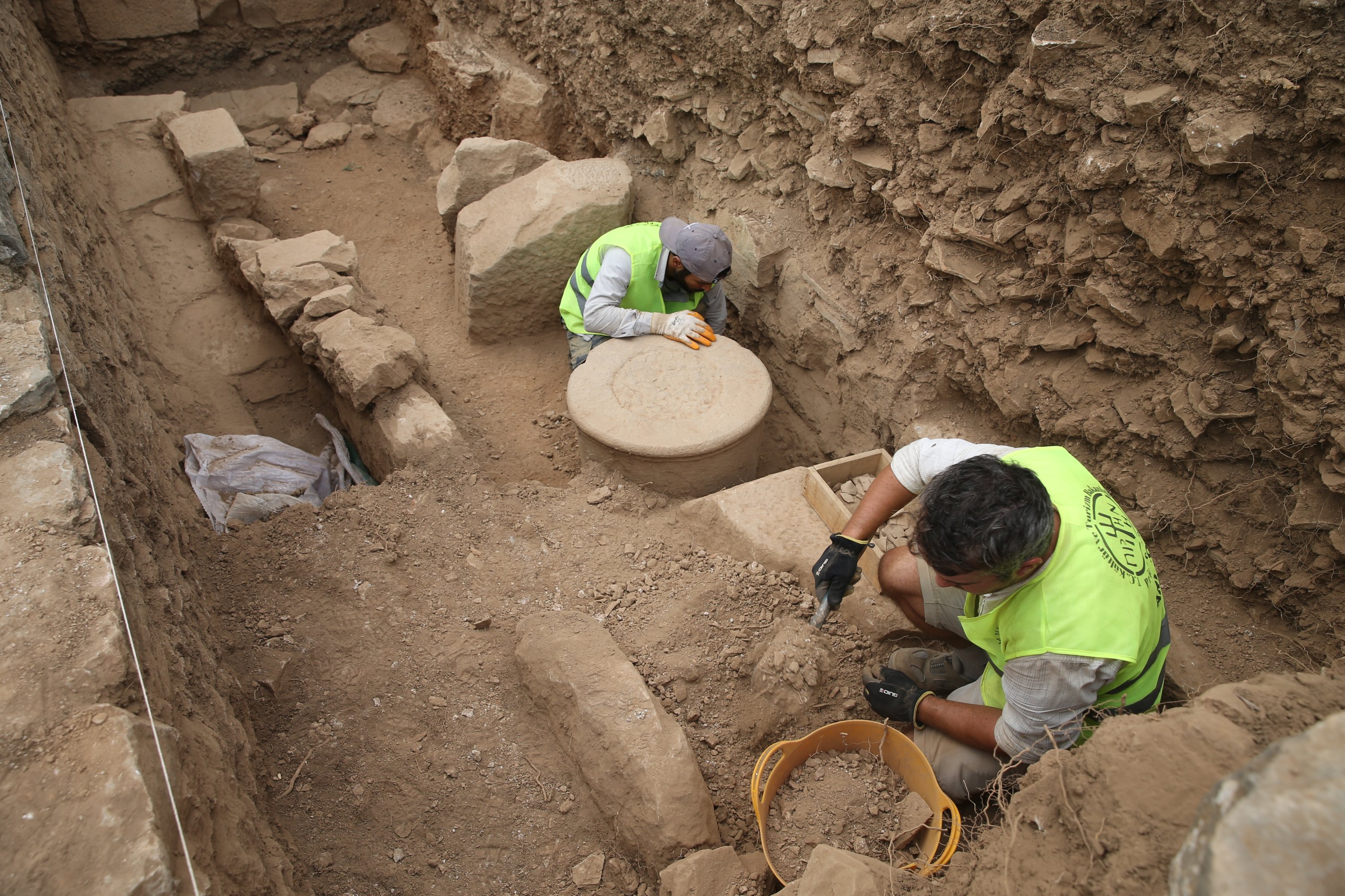 Αρχαιολόγοι και προσωπικό εργάζονται στον χώρο ανασκαφής στην αρχαία πόλη Πριέν στην επαρχία Aydın της Τουρκίας, στις 18 Οκτωβρίου 2021. (Φωτογραφία ΑΑ)