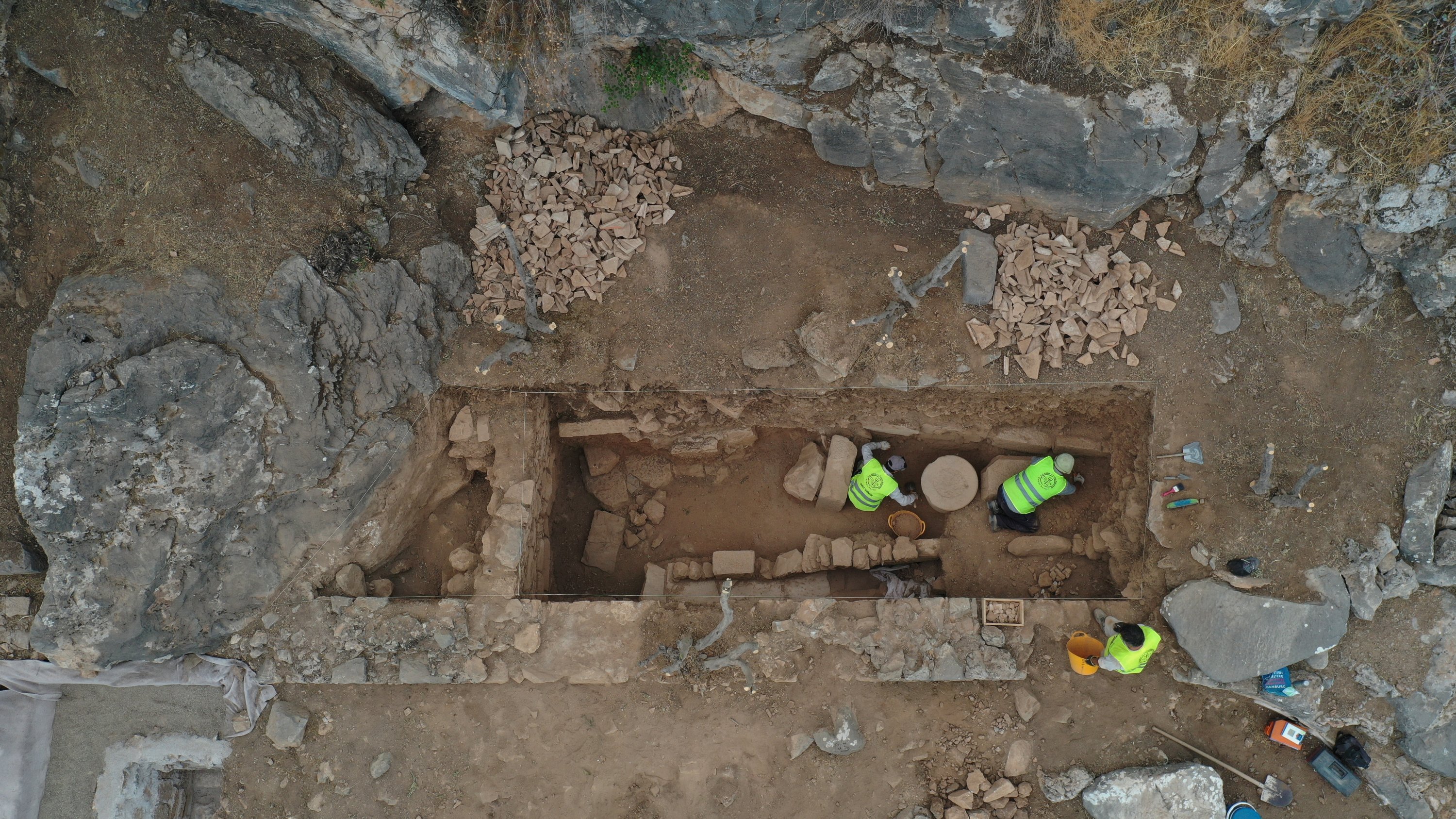 Αρχαιολόγοι και προσωπικό εργάζονται στον χώρο ανασκαφής στην αρχαία πόλη Πριέν στην επαρχία Aydın της Τουρκίας, στις 18 Οκτωβρίου 2021. (Φωτογραφία ΑΑ)