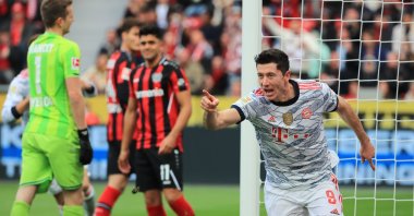 Bayern Munich's Robert Lewandowski (R) celebrates scoring against Bayer Leverkusen in a Bundesliga match at BayArena, Leverkusen, Germany, Oct. 17, 2021. (Reuters Photo)