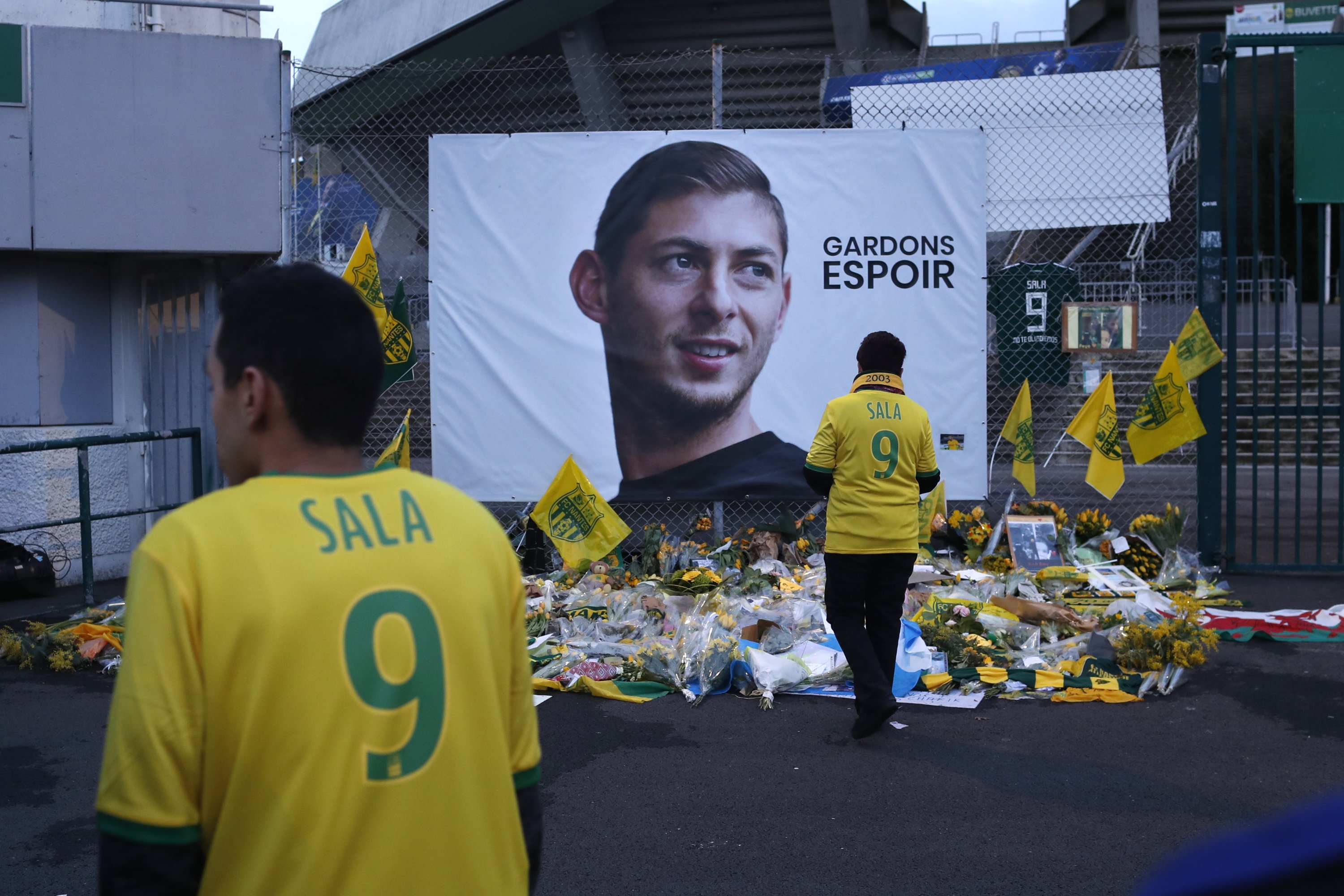 Nantes supporters stand by a poster of Argentinian player Emiliano Sala and reading 'Let's keep hope' outside La Beaujoire stadium in Nantes, western France, Jan. 30, 2019. (AP Photo)