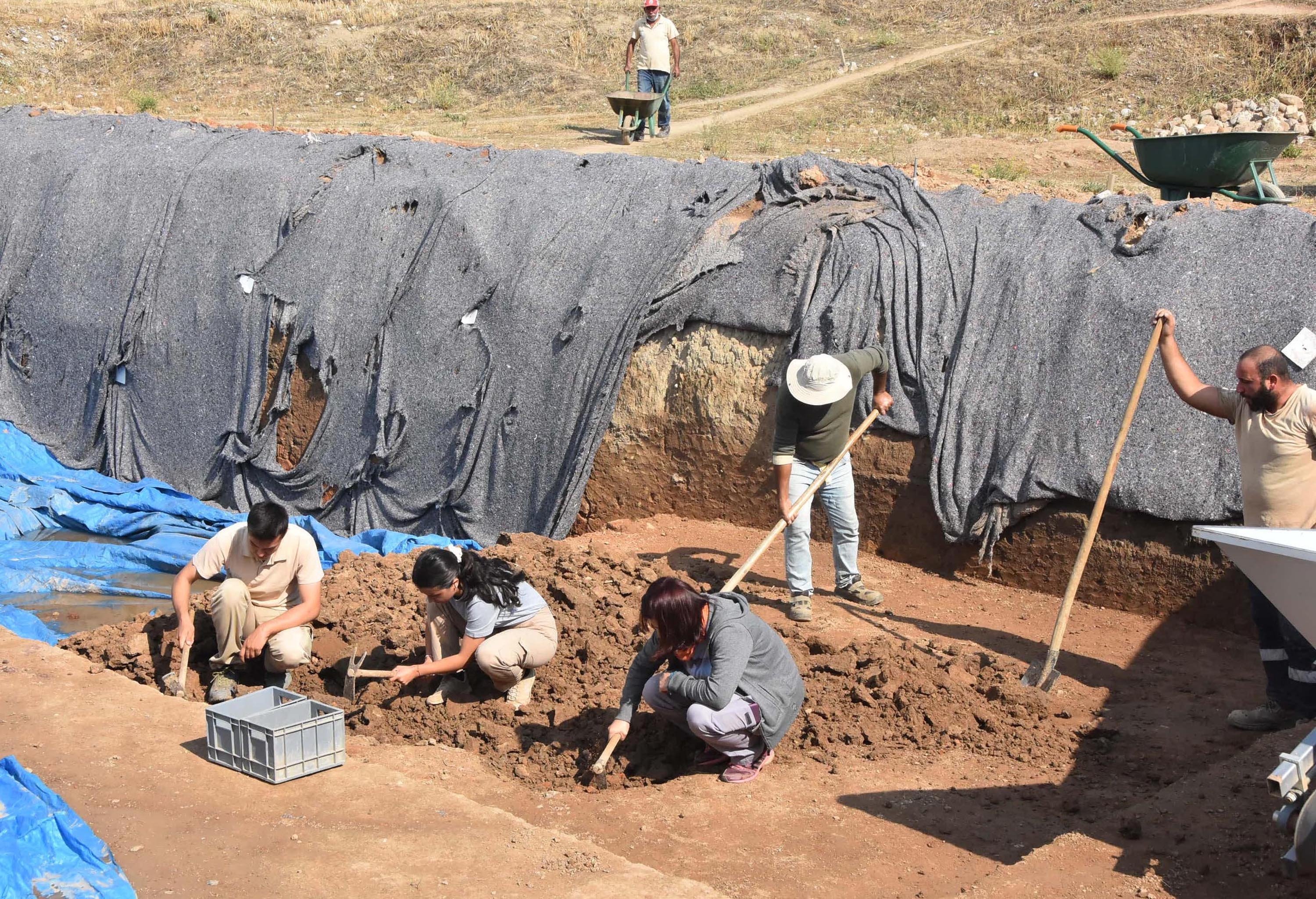 Archaeologists work on the mounds of Yeşilova and Yassıtepe in Izmir, western Turkey, Oct. 19, 2021. (DHA Photo) 