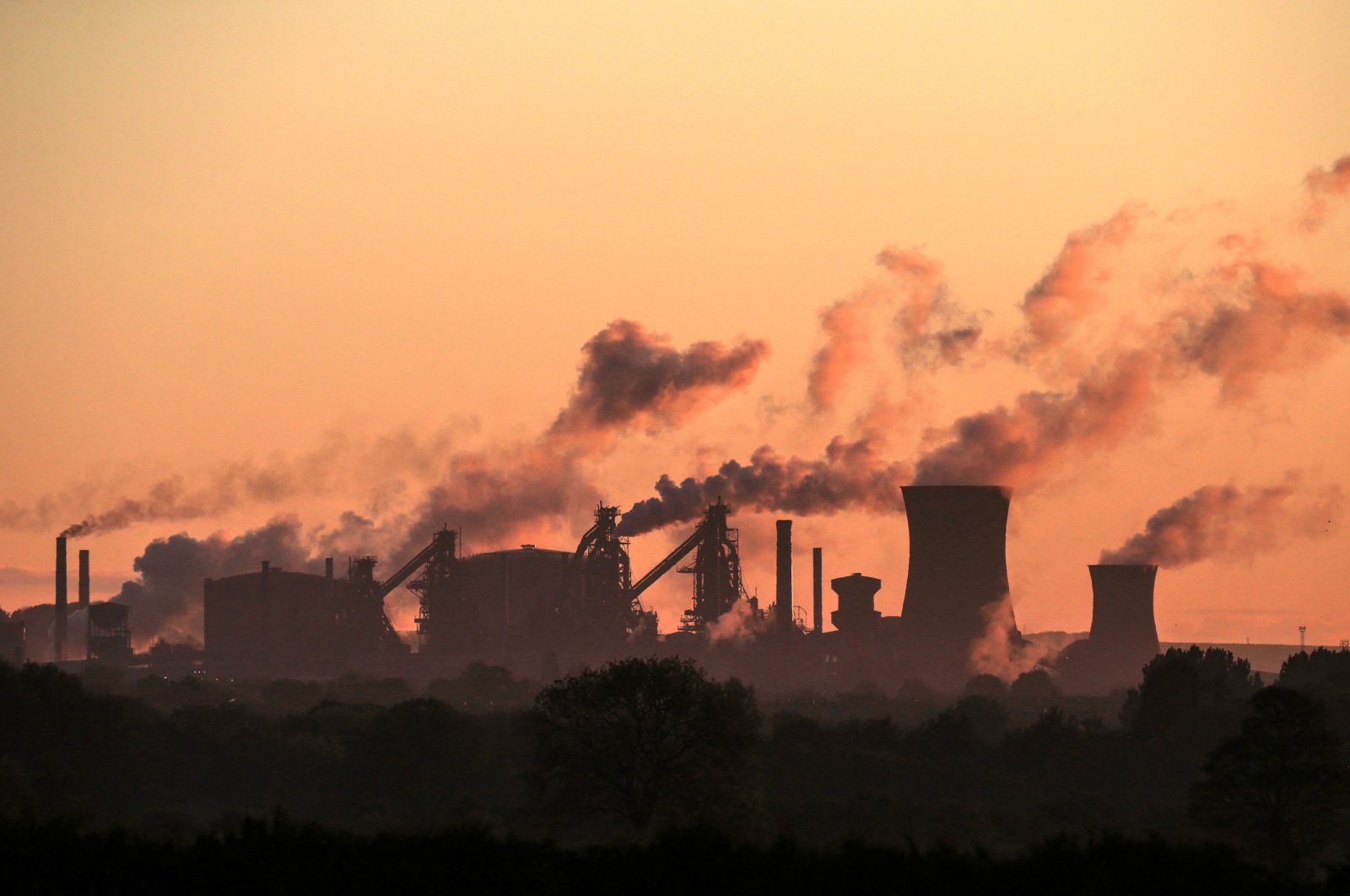 British Steel's Scunthorpe plant is pictured at dawn in north Lincolnshire, northeast England, May 22, 2019. (AFP Photo)