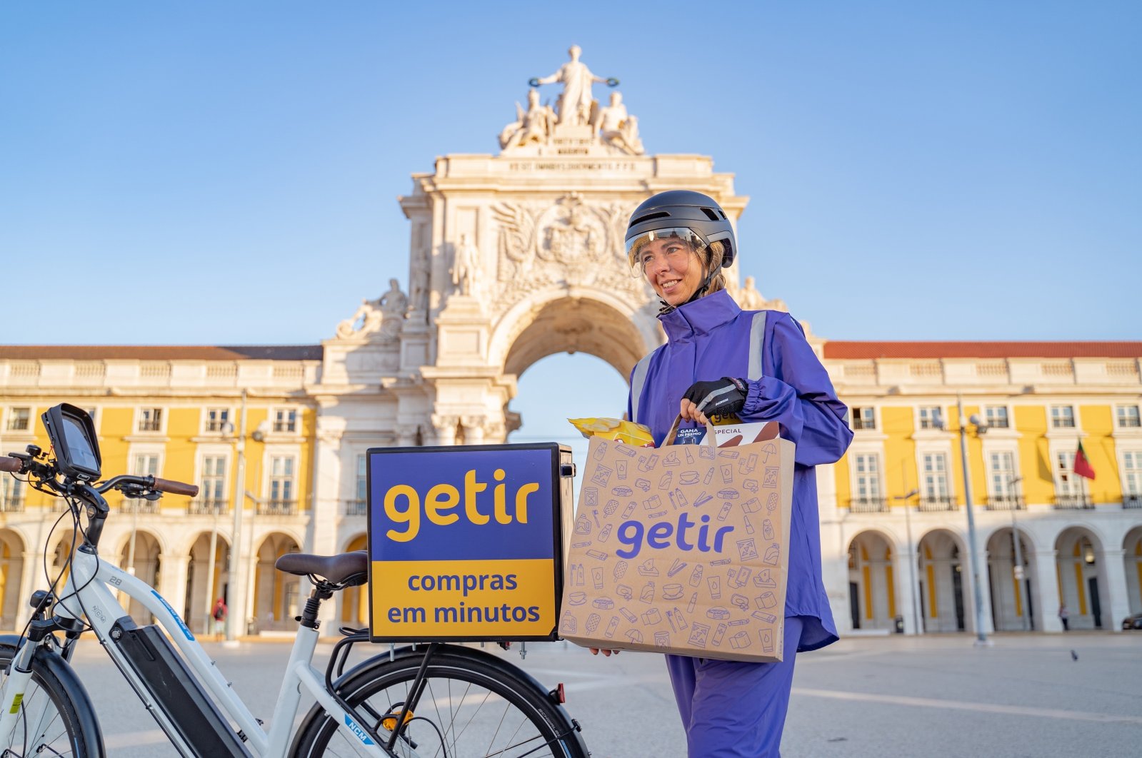 A Getir courier seen in Lisbon, Portugal, Oct. 19, 2021. ( DHA Photo)