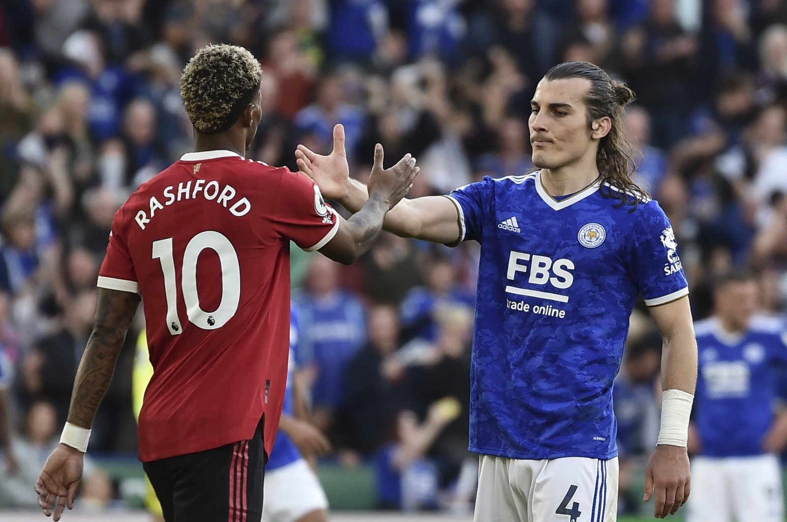 Leicester's Cağlar Söyüncü (R) greets Manchester United's Marcus Rashford after the English Premier League football match between Leicester City and Manchester United at King Power stadium in Leicester, England, Oct. 16, 2021. (AP Photo)