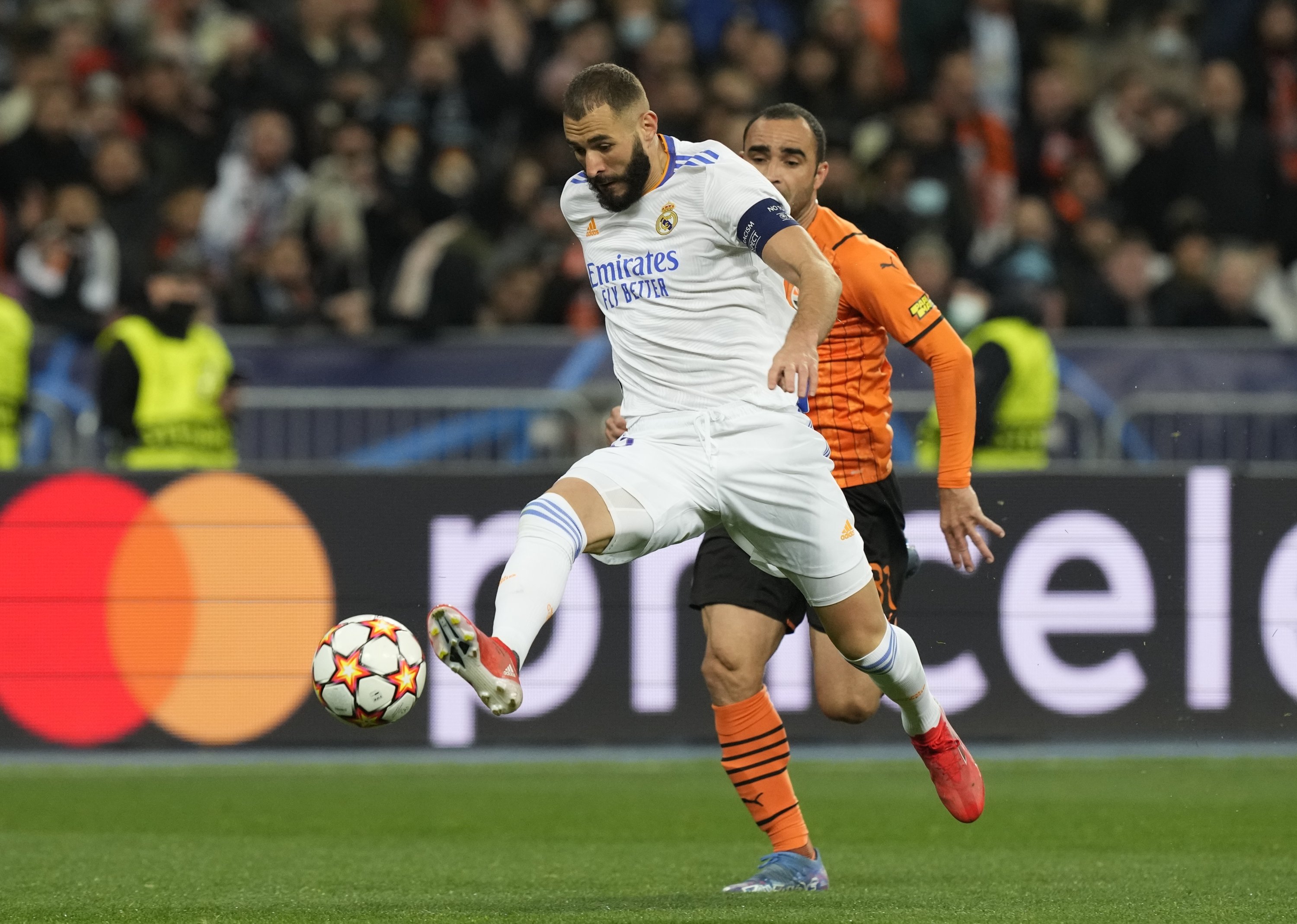 Real Madrid's Karim Benzema controls the ball during the Champions League match against Shakhtar Donetsk at the Olympiyskiy stadium in Kyiv, Ukraine, Oct. 19, 2021. (AP Photo)