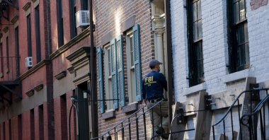 Federal agents enter and exit a property related to Russian oligarch Oleg Deripaska, in New York, U.S., Oct. 19, 2021. (AP Photo)