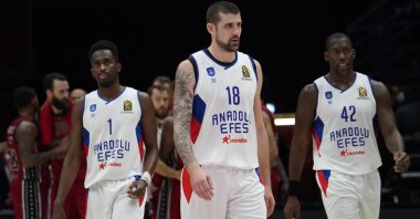 Anadolu Efes players look dejected after a loss in a THY EuroLeague tie against Milan, Milan, Italy, Oct. 16, 2021. (AA Photo)