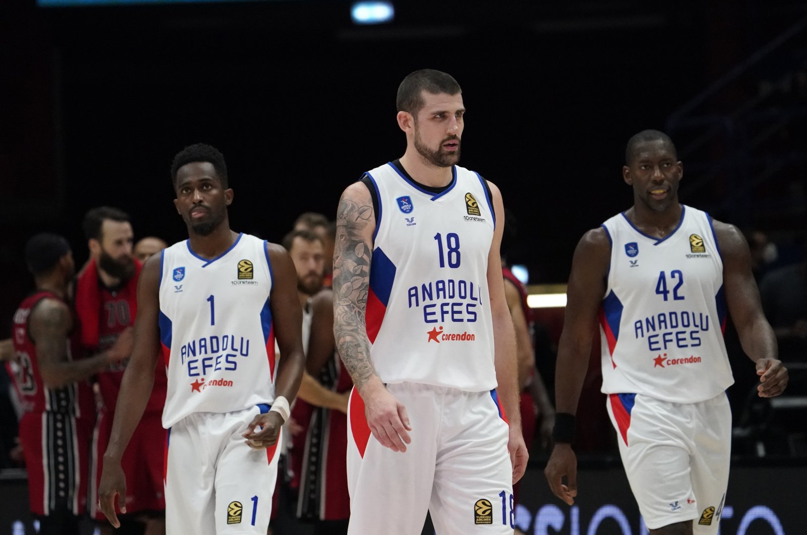 Anadolu Efes players look dejected after a loss in a THY EuroLeague tie against Milan, Milan, Italy, Oct. 16, 2021. (AA Photo)