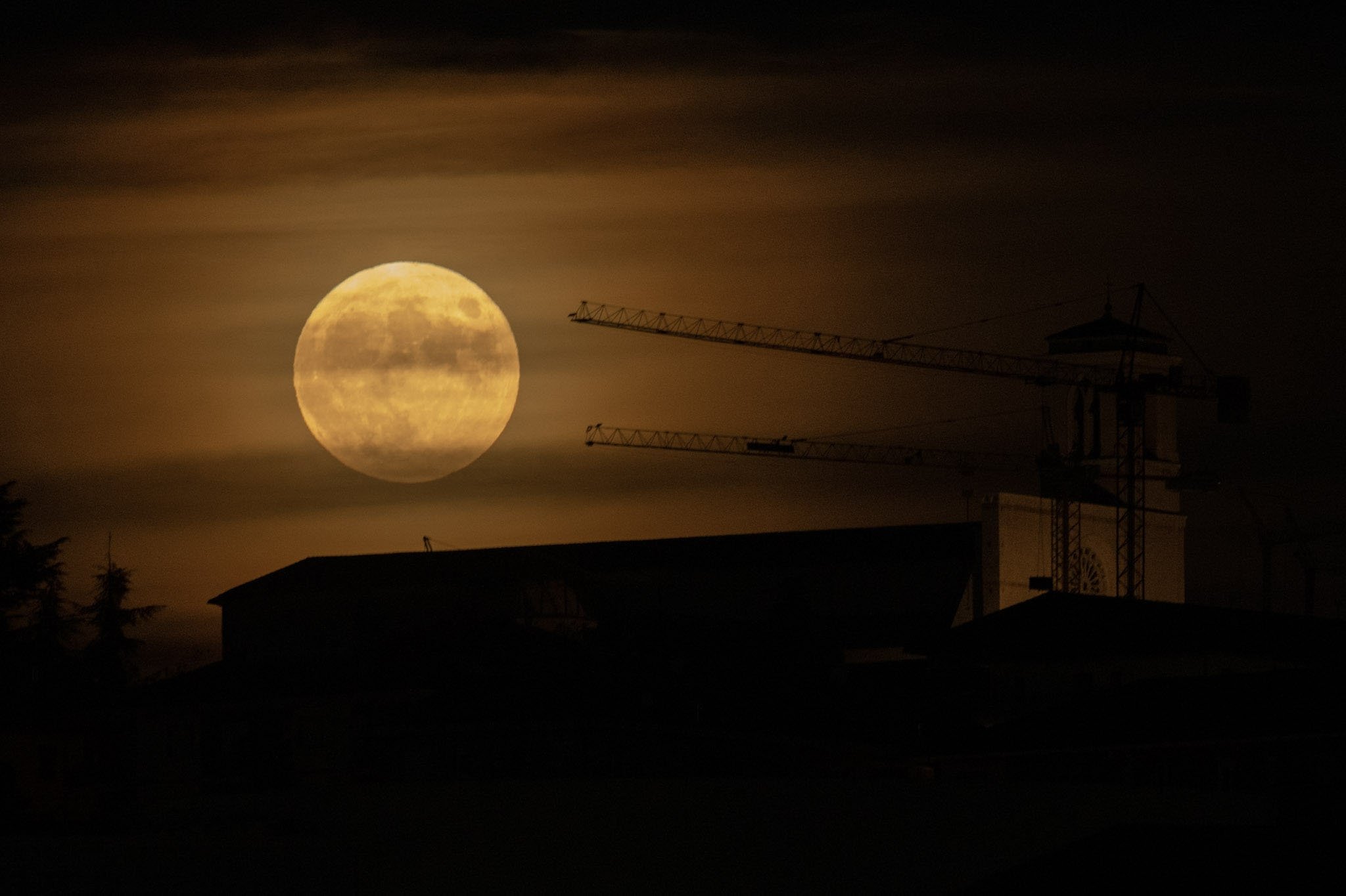 Hunter's Moon illuminates night sky around the world | Daily Sabah