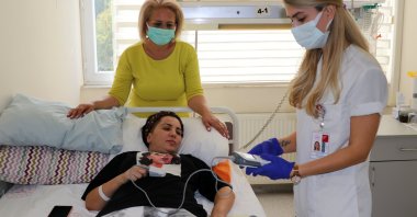 A doctor checks on Yasemin Özoğlu (C) who suffered a miscarriage due to COVID-19 after catching the virus without receiving vaccination, in a hospital in Izmir, Turkey, Oct. 20, 2021. (AA Photo)