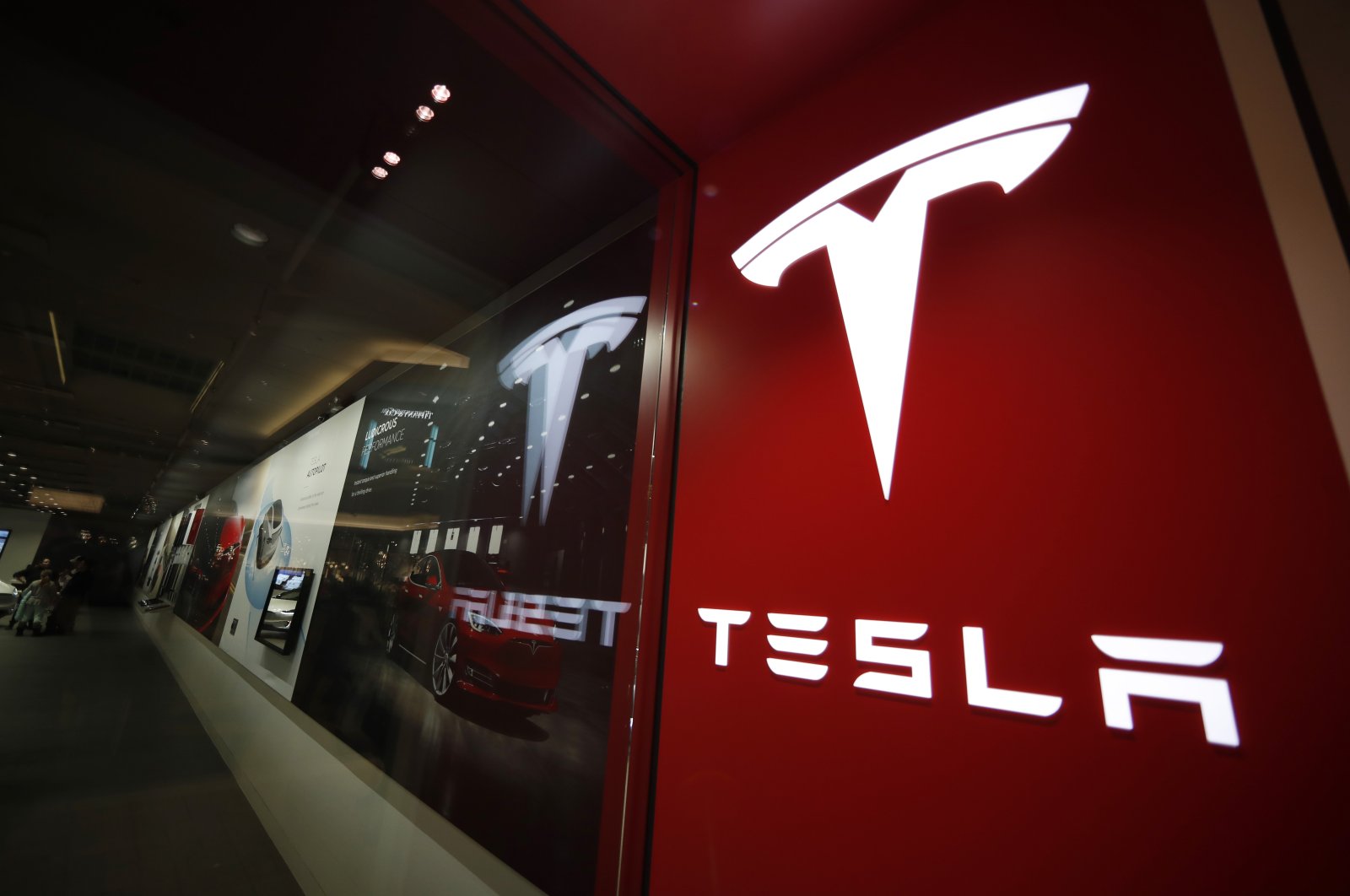 A sign bearing the company logo stands outside a Tesla store in Cherry Creek Mall in Denver, U.S., Feb. 9, 2019. (Reuters Photo)