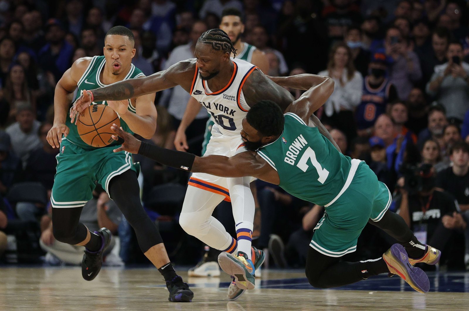 New York Knicks' Julius Randle (C) battles Boston Celtics Grant Williams (L) and Jaylen Brown for the ball during an NBA match at Madison Square Garden, New York City, U.S., Oct. 20, 2021. (AFP Photo)