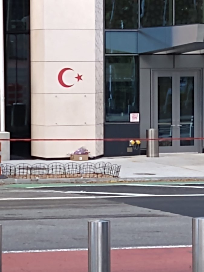 A reportedly suspicious package seen outside Turkish House (Türkevi), across from the United Nations headquarters, New York City, N.Y., U.S., Oct. 22, 2021. (Photo: @serrakaracam)