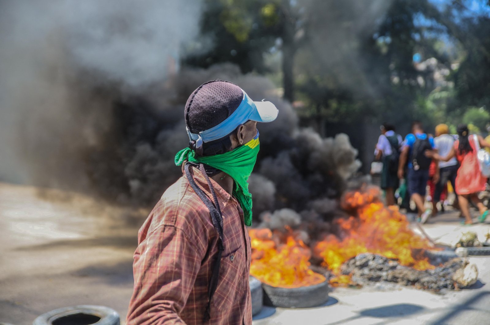 Blazing barricades burn after being set on fire by groups of motorcycle taxi drivers to protest against fuel shortages in Port-au-Prince, Haiti, Oct. 21, 2021. (AFP Photo)