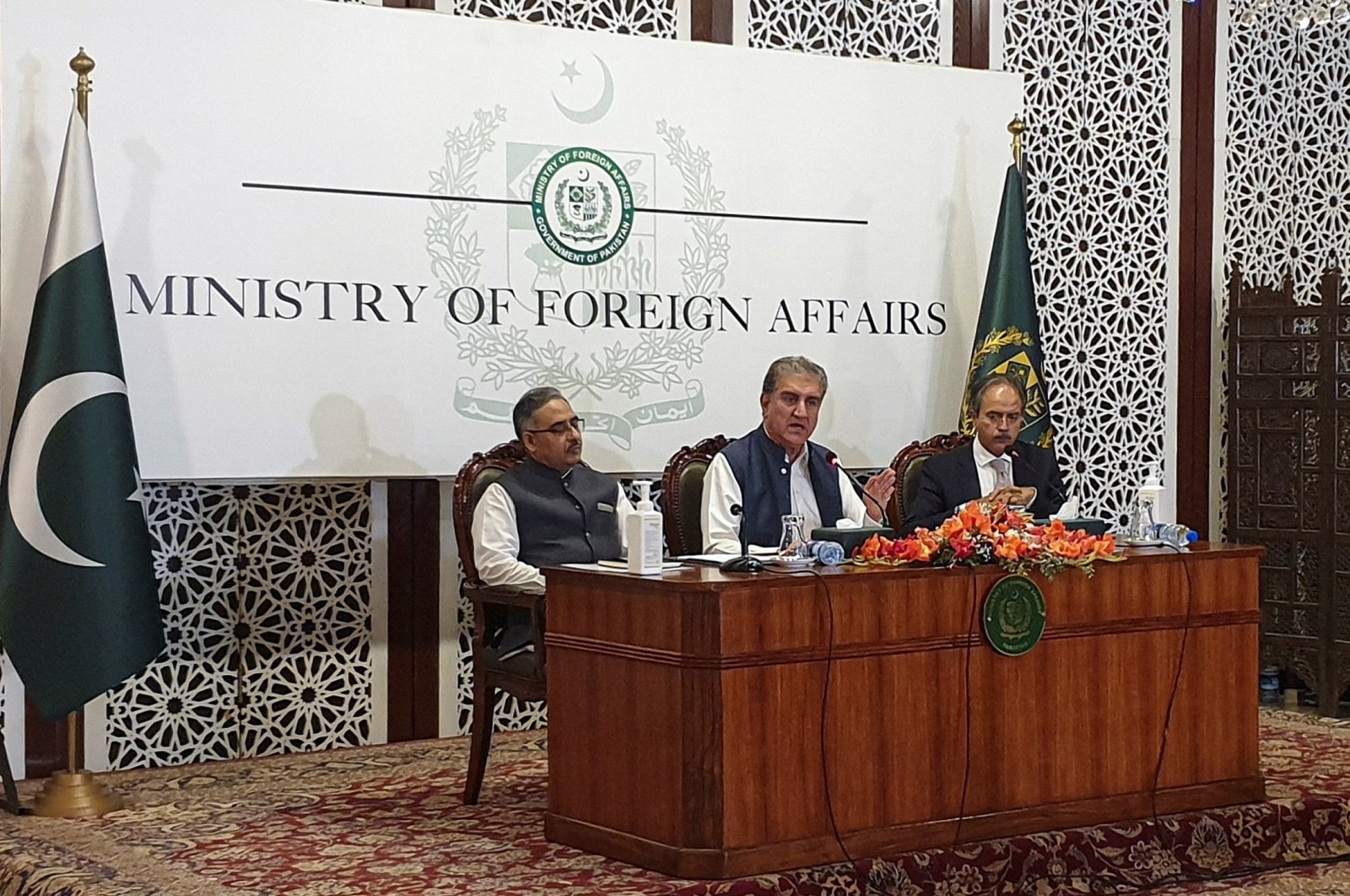 Pakistani Foreign Minister Shah Mahmood Qureshi (C) along with Foreign Secretary Sohail Mahmood  (R) and Foreign Office spokesperson Asim Iftikhar speak during a news conference in Islamabad, Pakistan, Oct. 21, 2021. (Reuters Photo)