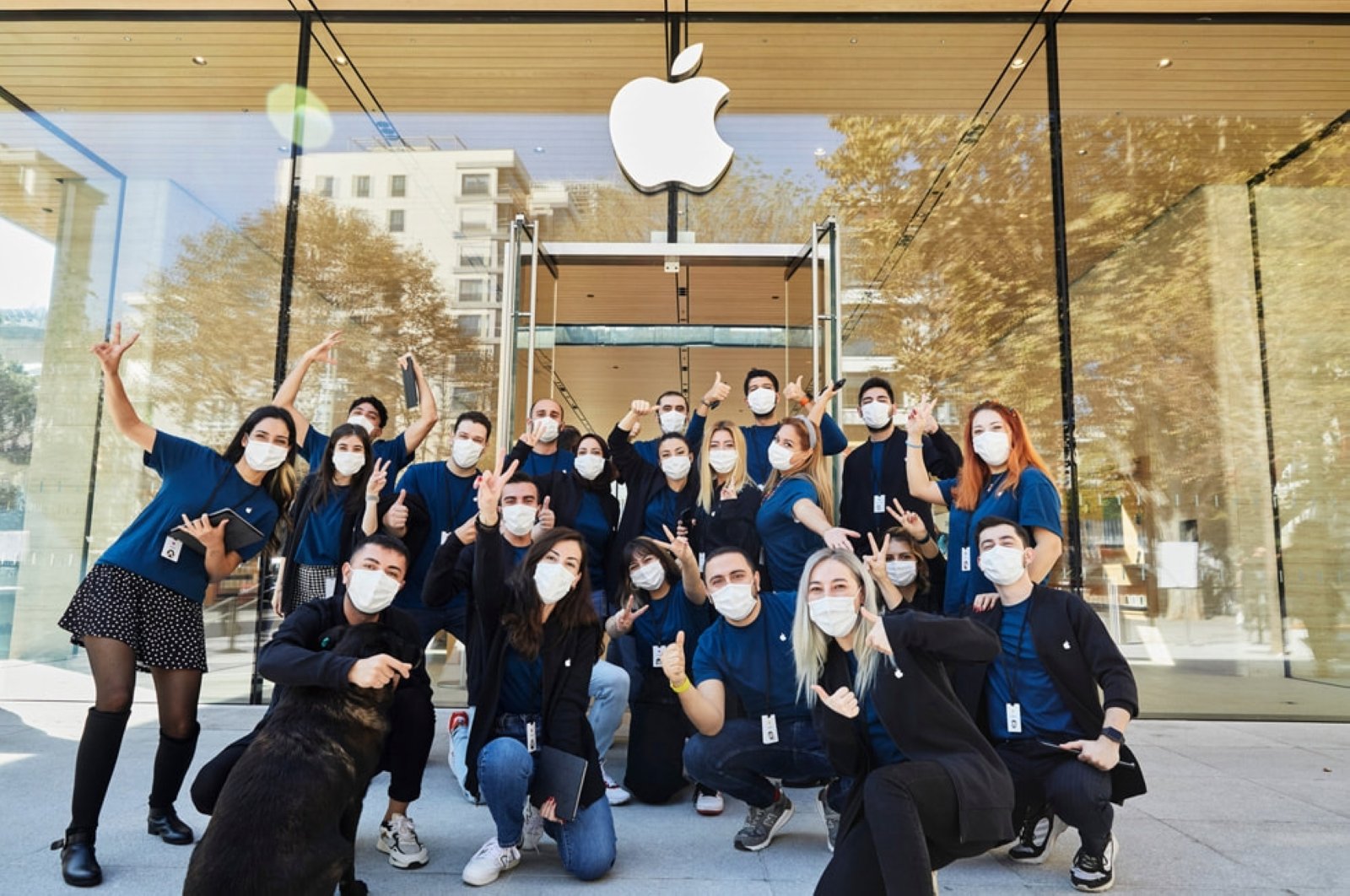 apple opens new store in istanbul s famed bagdat avenue daily sabah