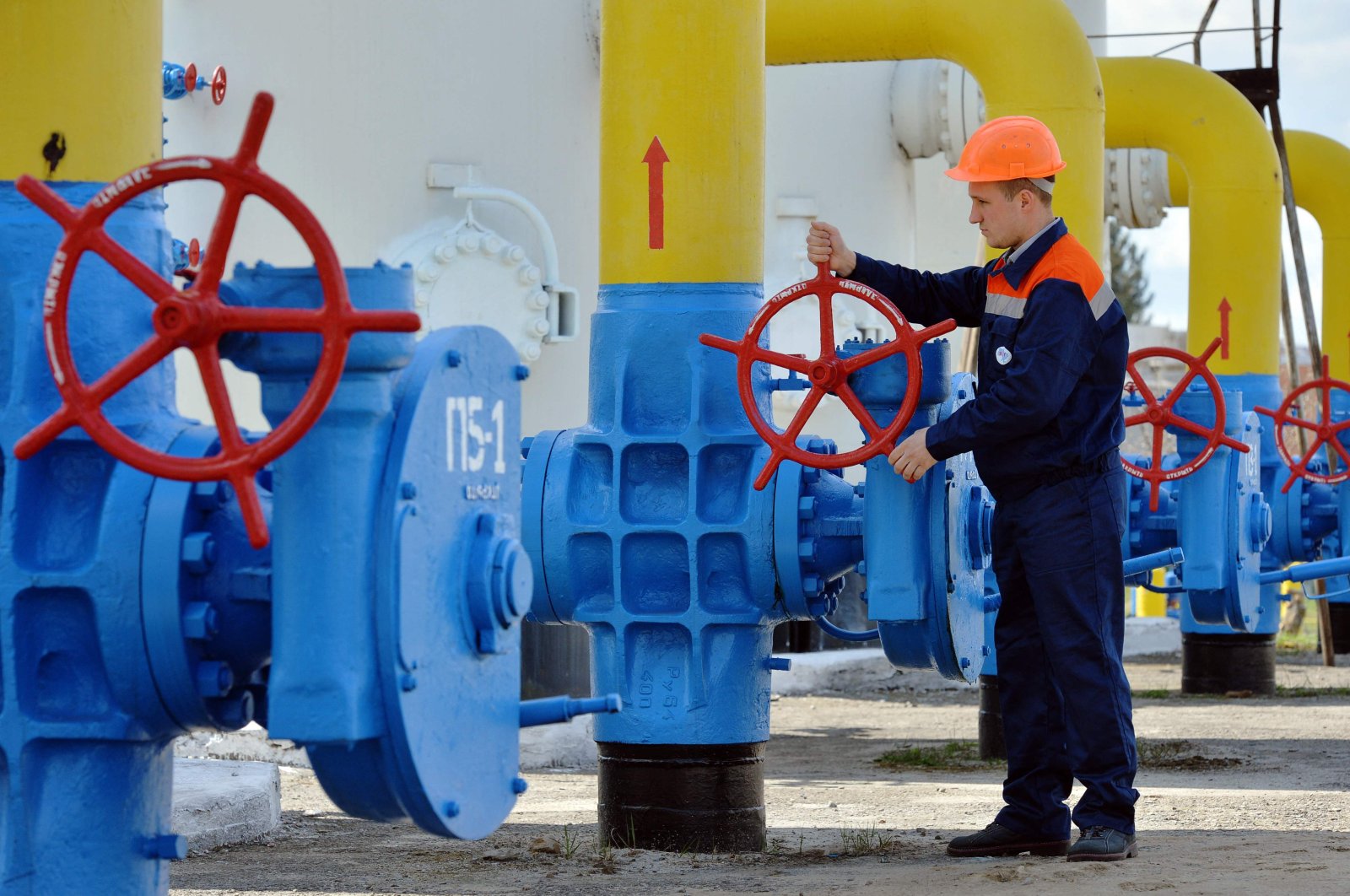 An employee turning a valve of a gas installation during a training exercise for handling emergencies at a gas-pumping station on the gas pipeline in the small town Boyarka in the Kyiv region, Ukraine, April 22, 2015. (AFP Photo)