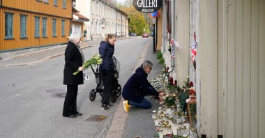 Three students of artist Hanne Merethe Englund, who was one of five victims killed in a bow-and-arrow attack on October 13, lay flowers in front of her house in Kongsberg, Norway, on Oct. 18, 2021. (AFP Photo)