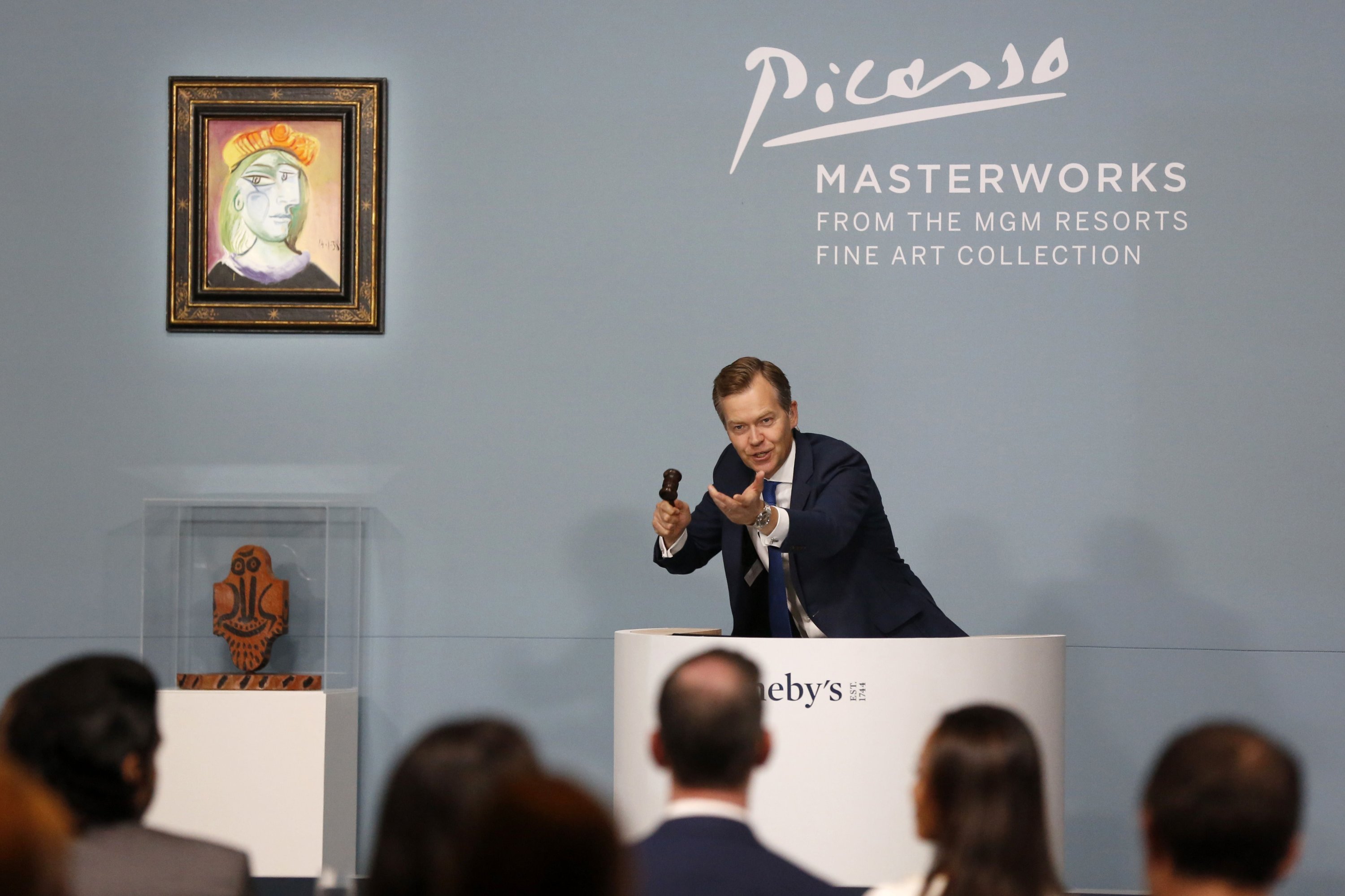 Sotheby's auctioneer Oliver Barker interacts with the audience during the Sotheby's 'Picasso: Masterworks From The MGM Resorts Fine Art Collection' auction at the Bellagio hotel and casino, in Las Vegas, U.S., Oct. 23, 2021. (AFP Photo)