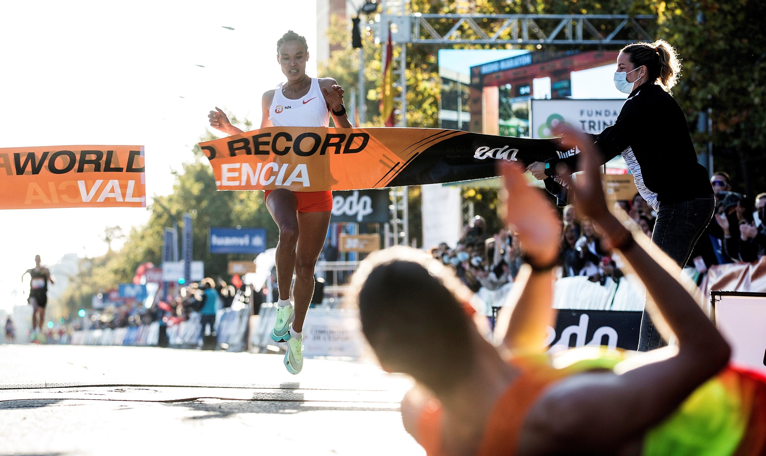 Letesenbet Gidey breaking half marathon WR in Valencia, Spain, 2022