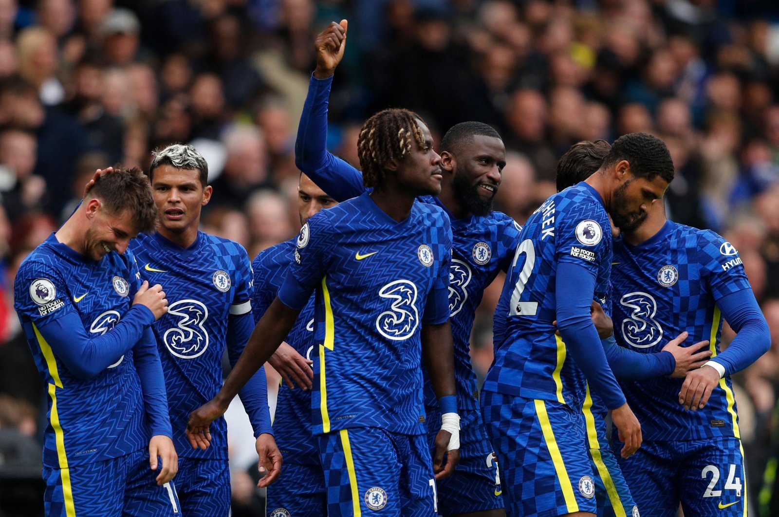 Chelsea's Mason Mount (L) celebrates with teammates after scoring his team's seventh goal during a Premier League match against Norwich City at Stamford Bridge, London, England, Oct. 23, 2021. (AFP Photo)