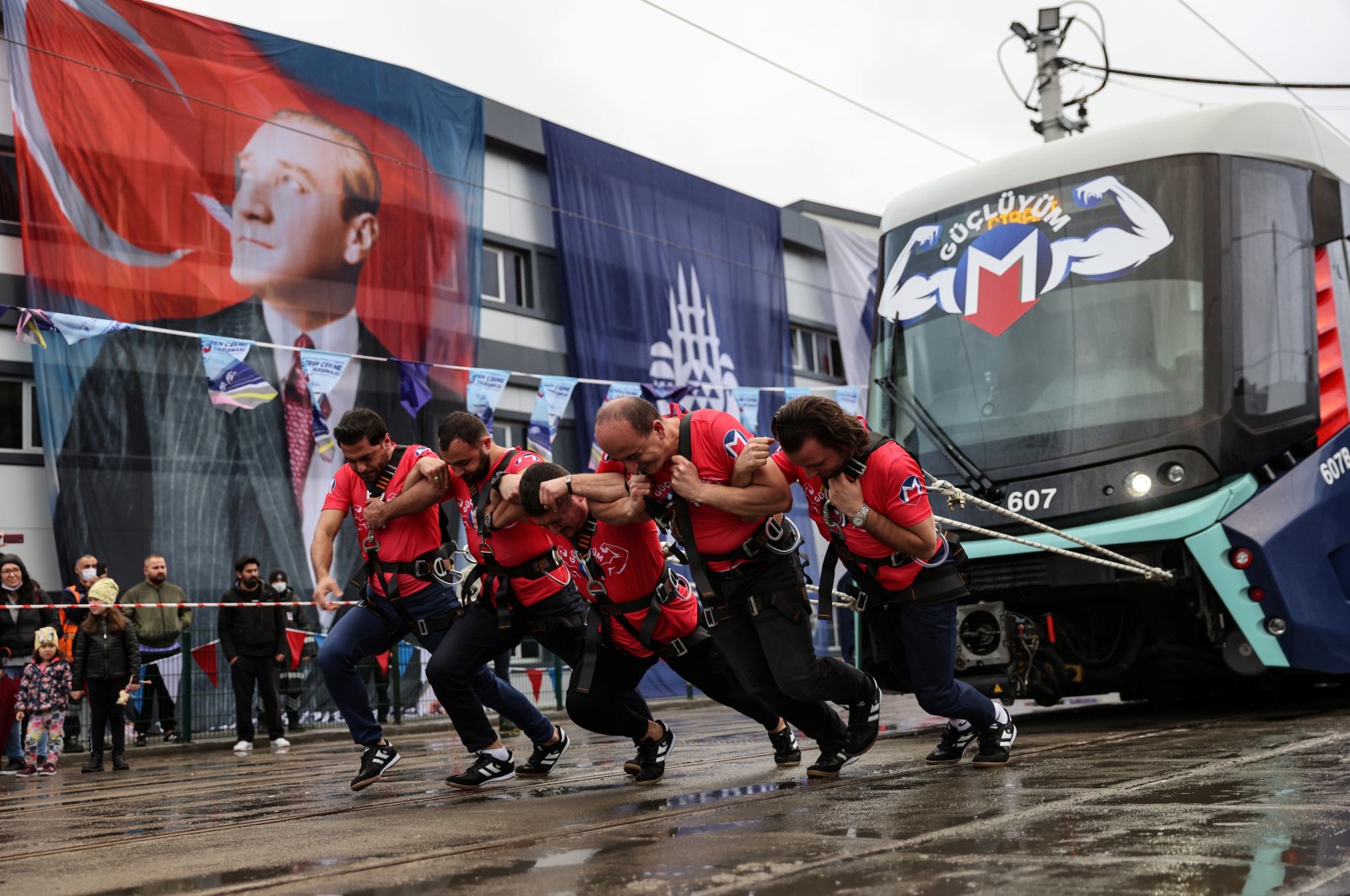 A team pulls the tram during the contest, in Istanbul, Turkey, Oct. 24, 2021. (REUTERS PHOTO) 