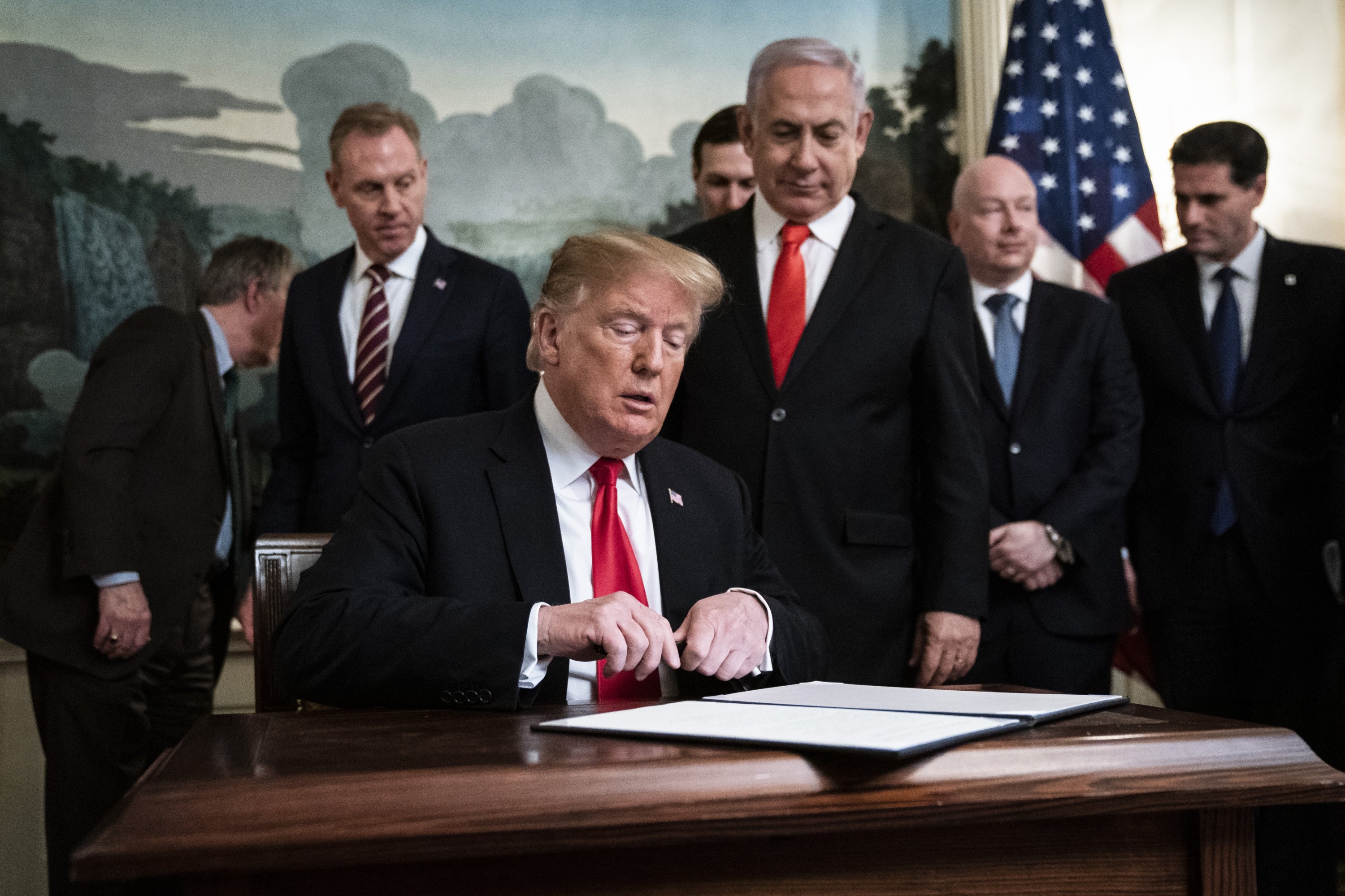 Kemudian Presiden AS Donald Trump menandatangani proklamasi presiden di Dataran Tinggi Golan saat Perdana Menteri Israel Benjamin Netanyahu menyaksikan di Ruang Resepsi Diplomatik di Gedung Putih, di Washington, DC, AS, 25 Maret 2019. (Foto oleh Getty Images)