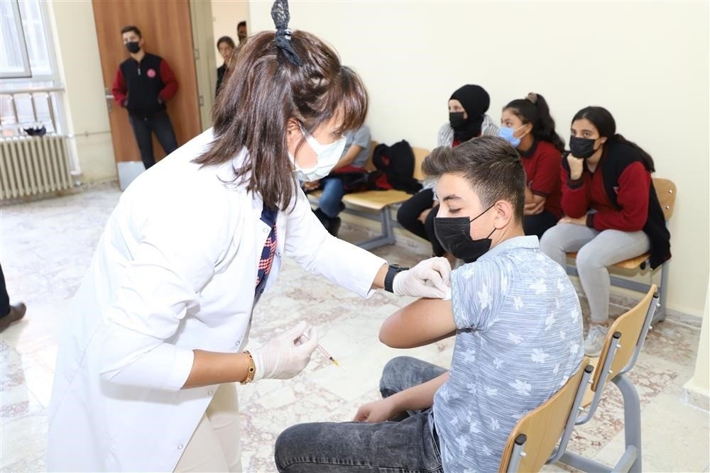 Students at a school get vaccinated in Şanlıurfa, southeastern Turkey, Oct. 22, 2021. (İHA PHOTO) 