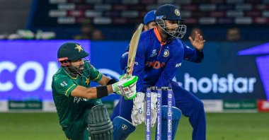 Pakistan's Mohammad Rizwan (L) plays a shot during the ICC men's Twenty20 World Cup match against India at the Dubai International Cricket Stadium in Dubai, United Arab Emirates, Oct. 24, 2021. (AFP Photo)
