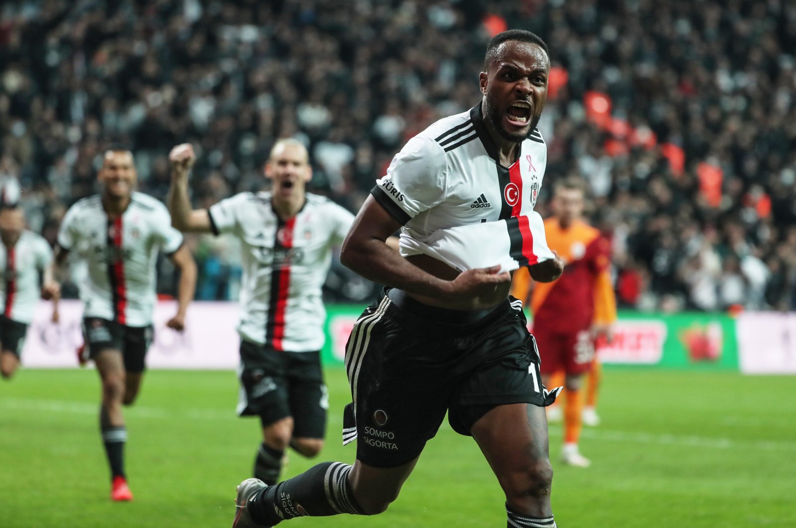 Cyle Larin of Beşiktaş celebrates after scoring the 2-1 lead during the Turkish Süper Lig football derby match between Beşiktaş and Galatasaray in Istanbul, Turkey, Oct. 25, 2021. (EPA Photo)