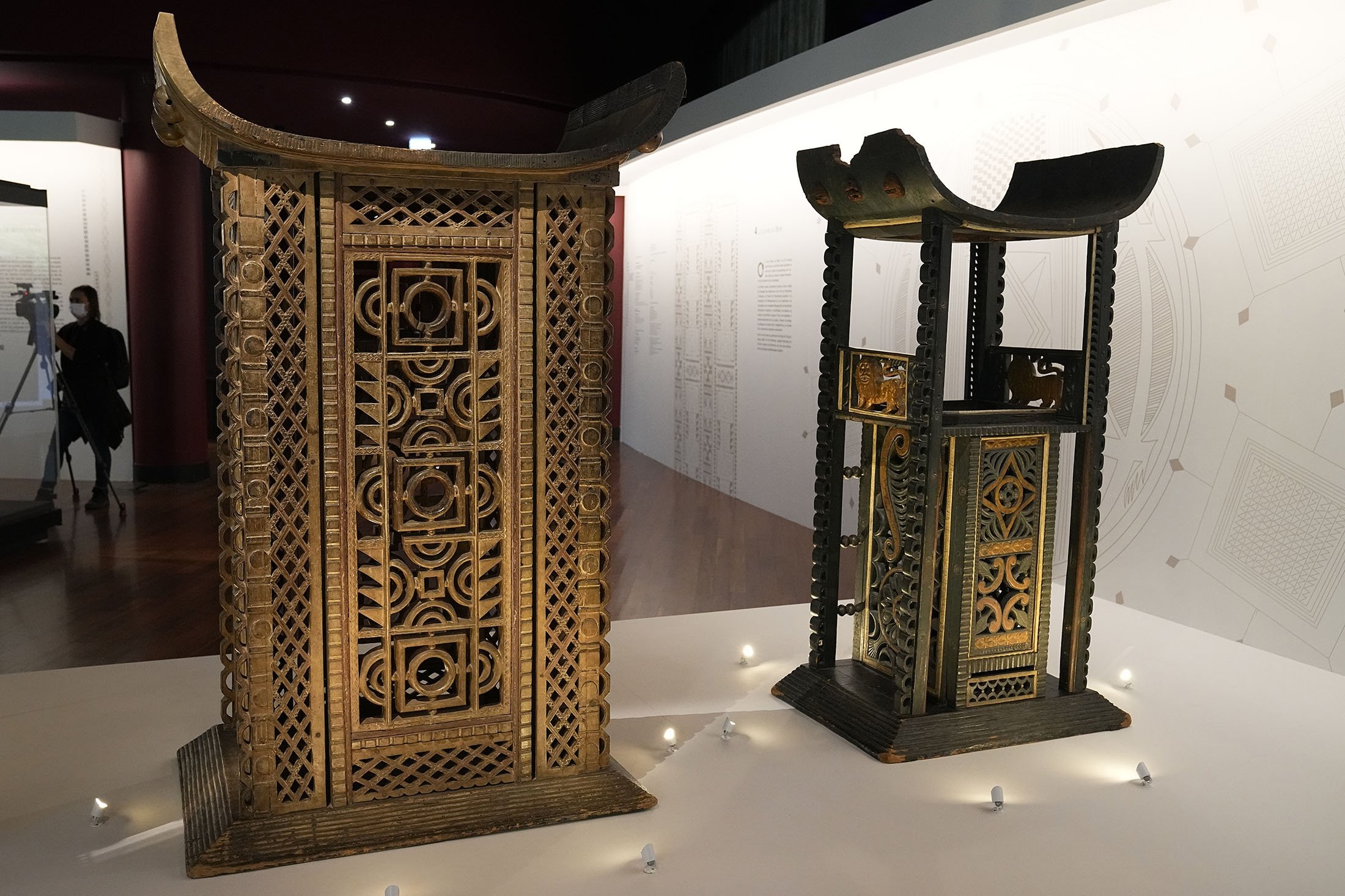 The 19th century Throne of King Ghezo (L) and Throne of King Glele, from Benin, pictured at the Quai Branly – Jacques Chirac museum, in Paris, France, Oct. 25, 2021. (AP Photo)