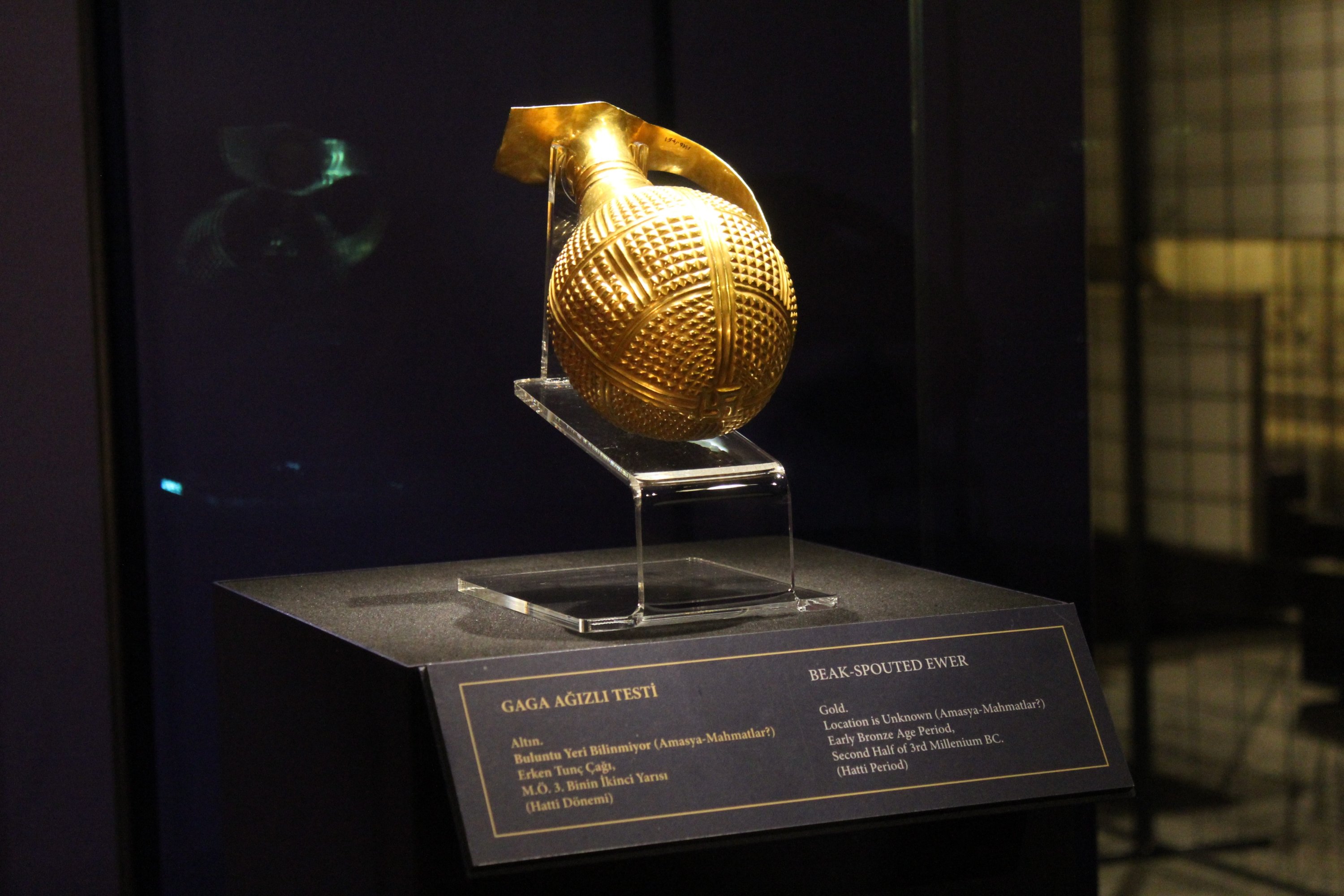 A photo showing the golden beak-spouted ewer on display in the Museum of Anatolian Civilization. (Photo by IHA)