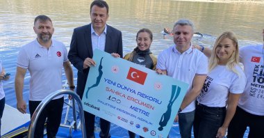 Turkish diver Şahika Ercümen (C) poses with officials after completing her record dive in Kaş, Antalya, Oct. 26, 2021. (AA Photo)
