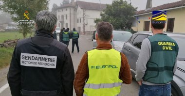 This handout picture released by the Spanish Guardia Civil on October 25, 2021 shows (L to R) members of French Gendarmerie, Europol and Guardia Civil taking part in a joint operation against smugglers transferring irregular migrants to France, in Urrasun and Irurita in Navarre region, northern Spain. (AFP Photo)