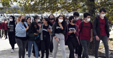 Students wearing protective masks walk on a street in Tekirdağ, northwestern Turkey, Sept. 20, 2021. (DHA Photo)
